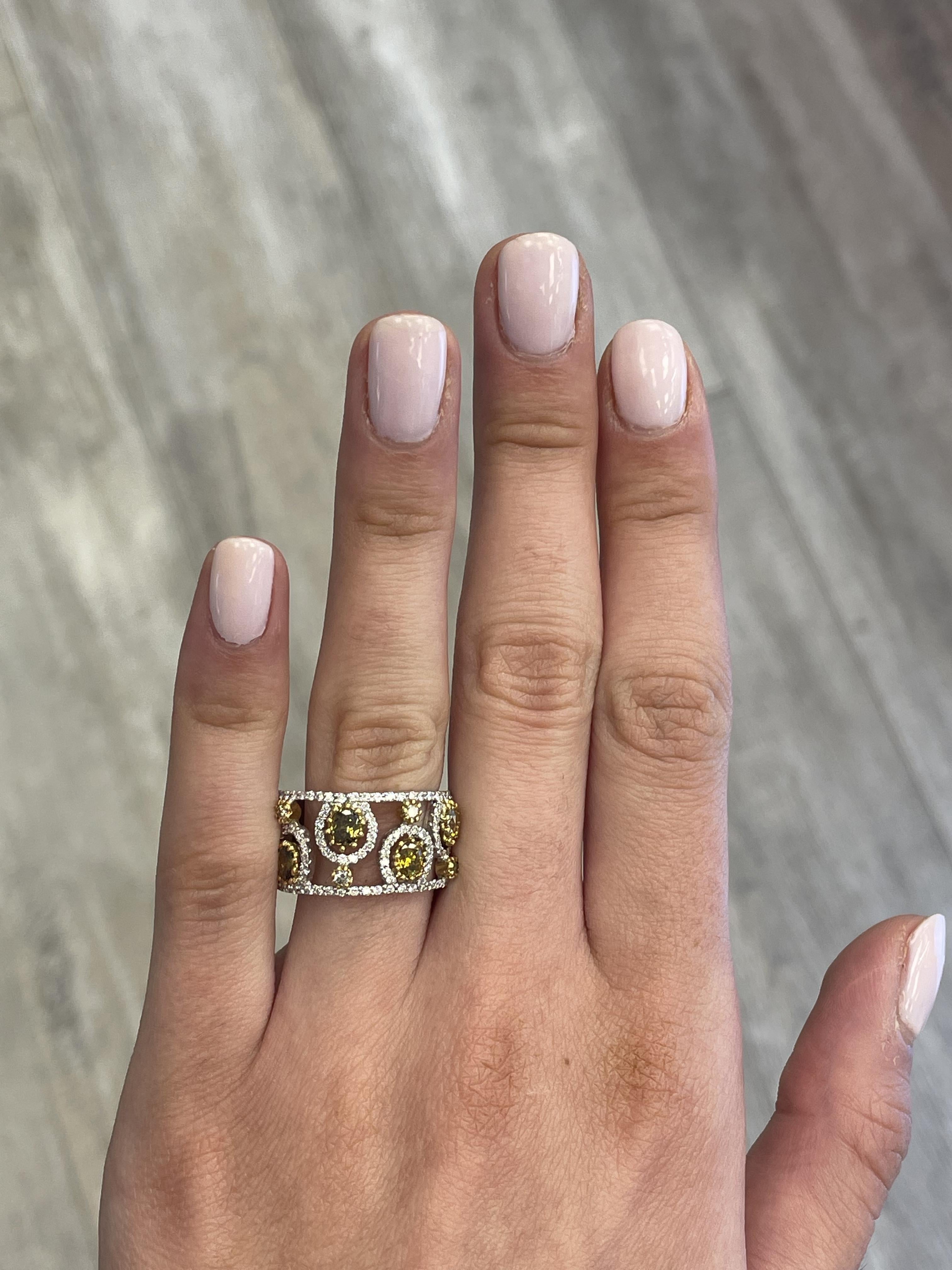 Schöner brauner Diamant-Cluster-Ring.
0,87 Karat Gesamtgewicht der Diamanten.
10 runde und ovale Diamanten, 0,25 Karat. Ungefähr Fancy Grünlich Gelblich Braun Farbe Diamanten SI Klarheit. Ergänzt durch 125 Diamanten im Rundschliff, insgesamt 0,62