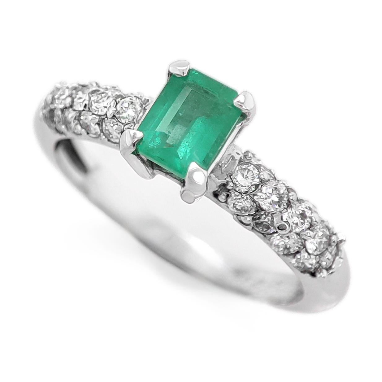 Emerald Cut NO RESERVE 0.87CTW Green Emerald and Diamond 14K white Gold Ring For Sale