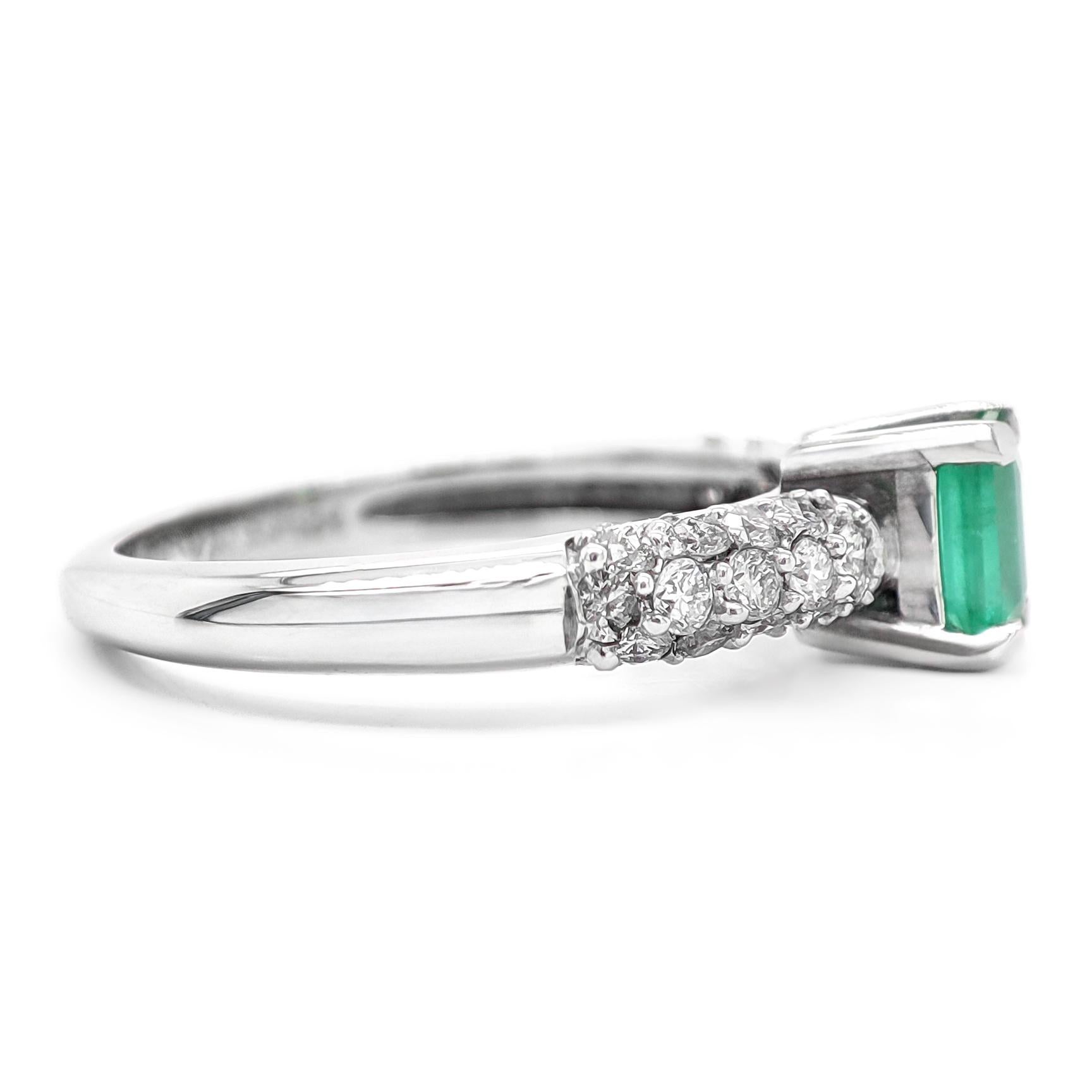NO RESERVE 0.87CTW Green Emerald and Diamond 14K white Gold Ring In New Condition For Sale In Ramat Gan, IL