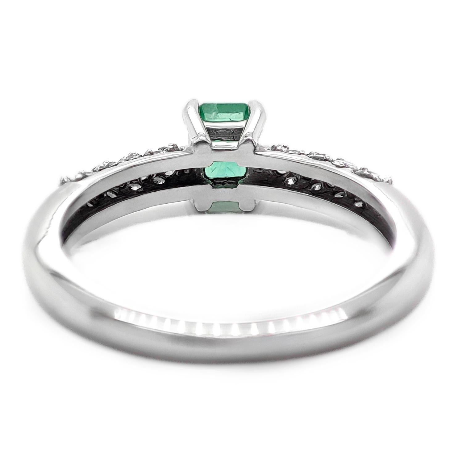 Women's NO RESERVE 0.87CTW Green Emerald and Diamond 14K white Gold Ring For Sale