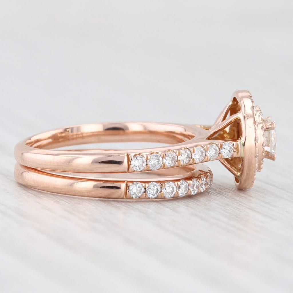Informazioni sulla gemma: Diamanti Nature - 0.87 carati totali
- Fidanzamento -
Centro
Carati - 0,23ct 
Taglio - Brillante rotondo
Colore - F - G
Chiarezza - I1

Aloni e accenti
Carati totali - 0,41ctw 
Taglio - Brillante rotondo
Colore - F -