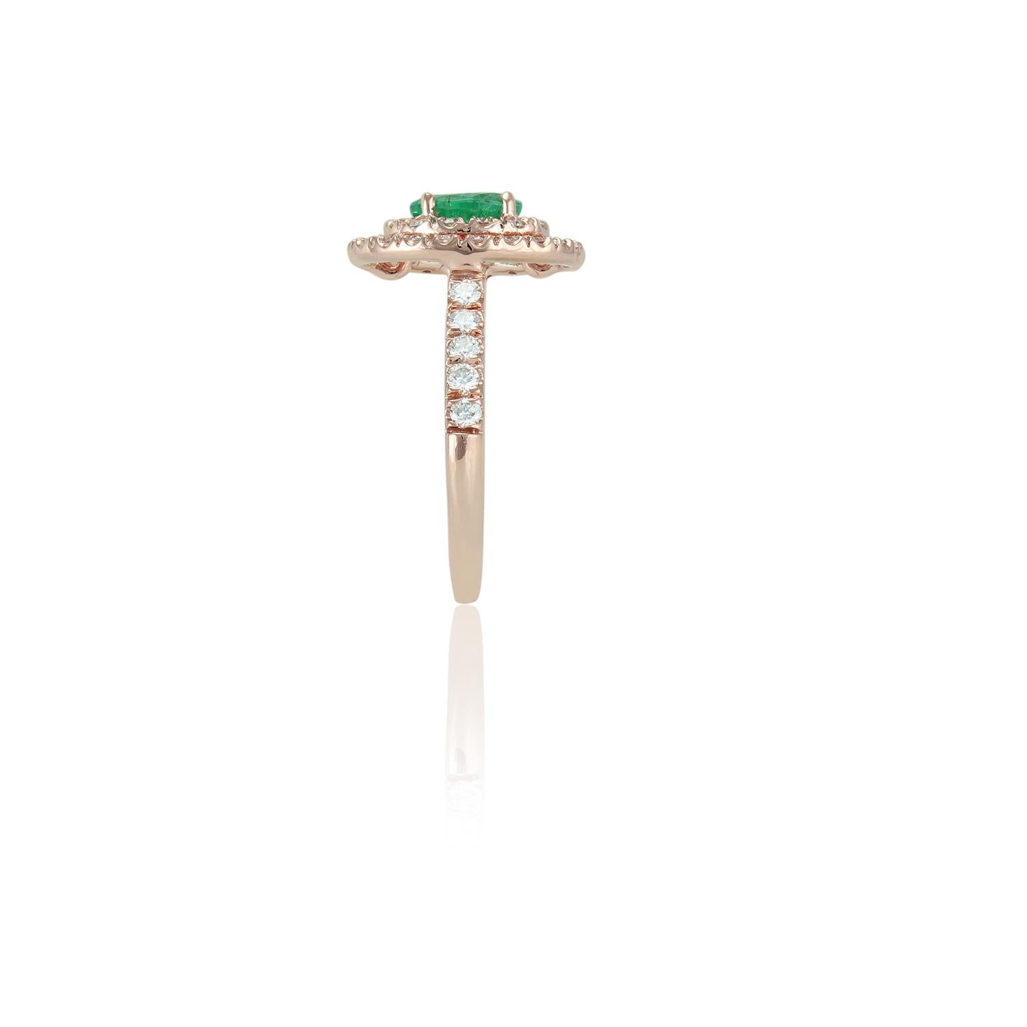 Contemporary 0.88 Carat Clear Zambian Emerald & Diamond Cluster Ring in 18K Yellow Gold For Sale