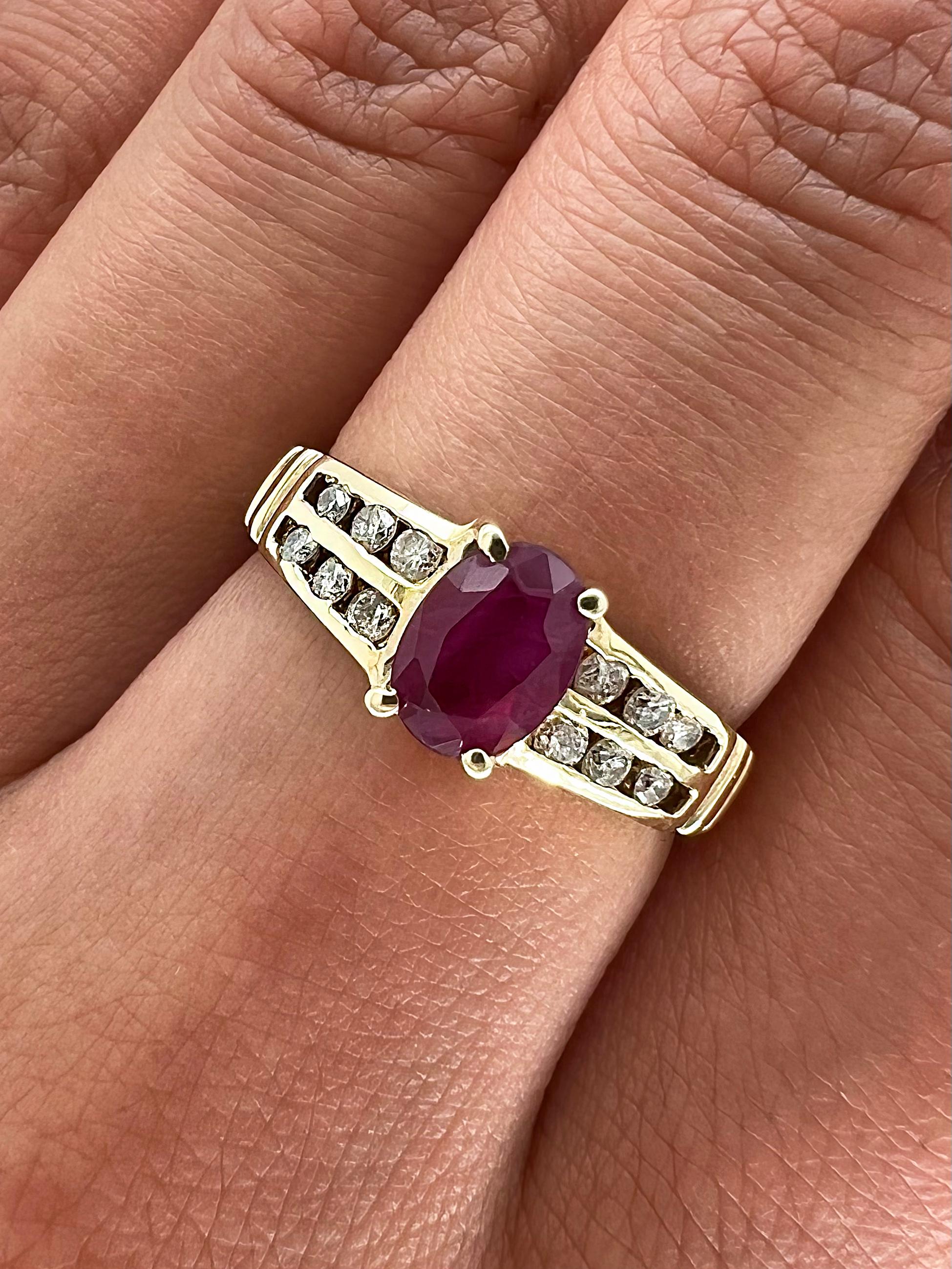 0.88 Carat Diamond and Ruby Ladies Ring In New Condition For Sale In New York, NY