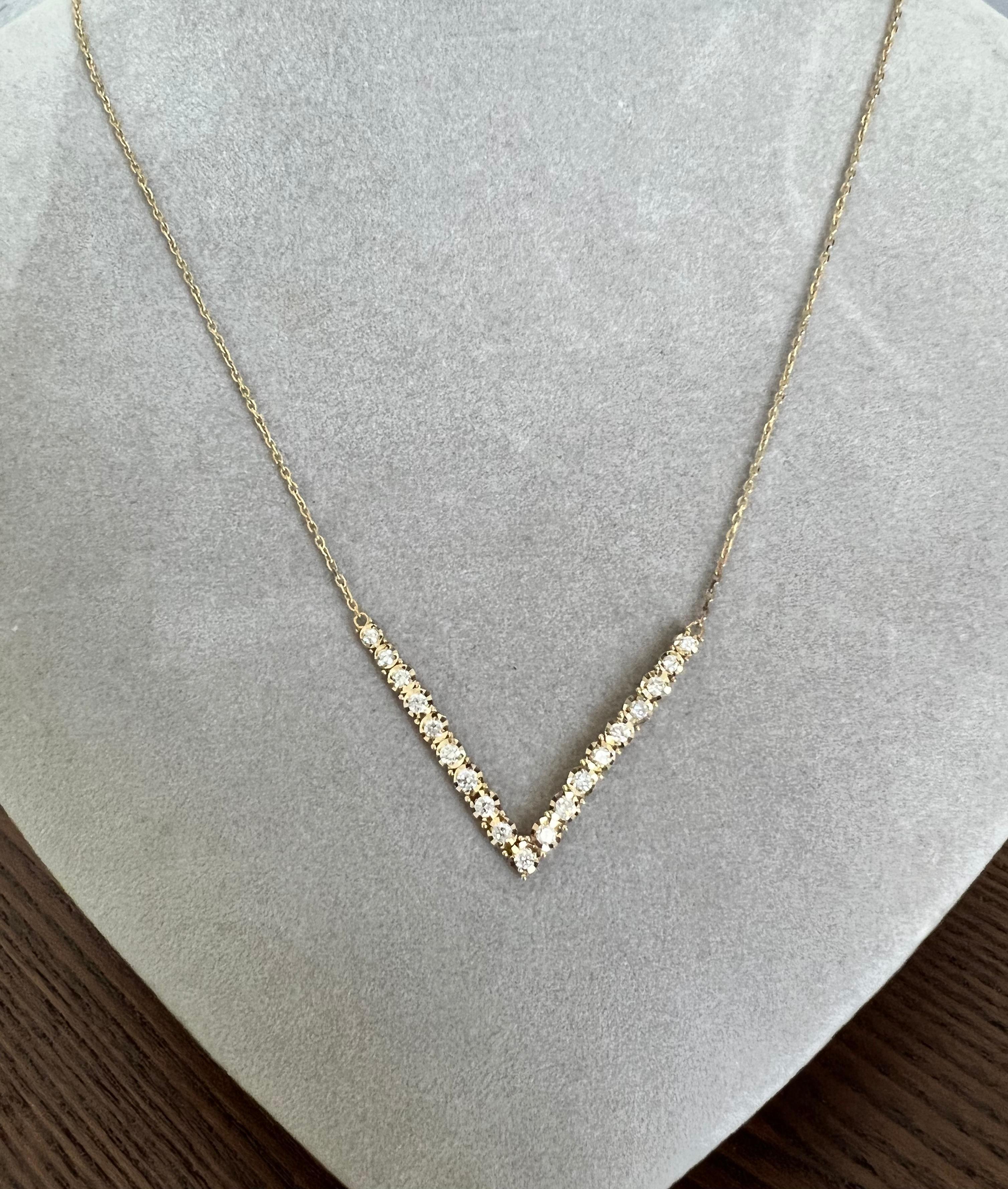  This Chain Necklace has a V-Shaped Necklace that has 19 Round Cut Diamonds (Clarity: SI, Color: F) that weigh 0.88 Carats. The Clarity and Color of the diamonds are SI-F. 

It is beautifully curated in 14 Karat Yellow Gold and weighs 4.1 grams. The
