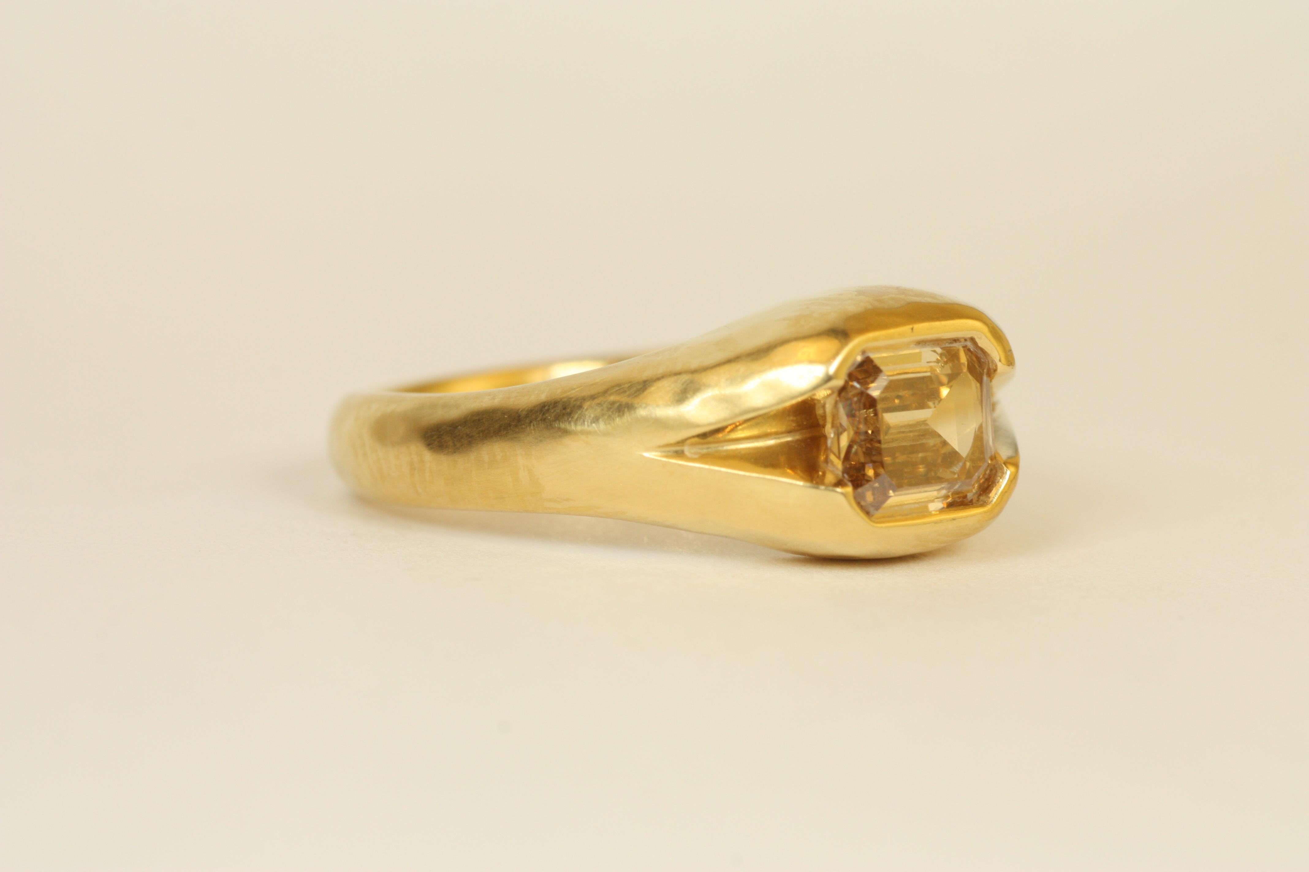 0.88 Carat Emerald Cut Cinnamon Diamond 22K Gold Split-Shank Engagement Ring For Sale 1