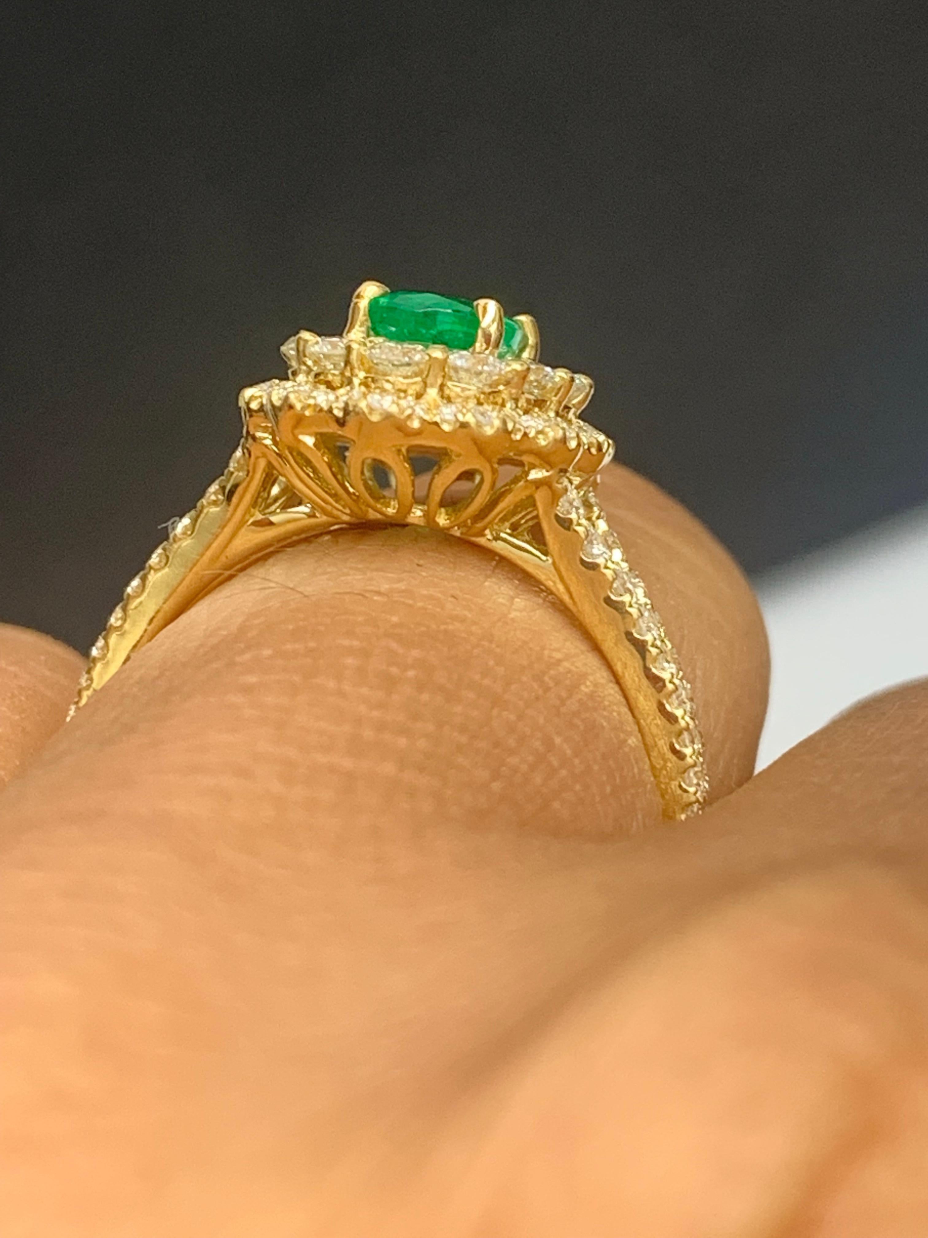 0,88 Karat Oval Cut Smaragd und Diamant Ring in 18k Gelbgold im Angebot 4