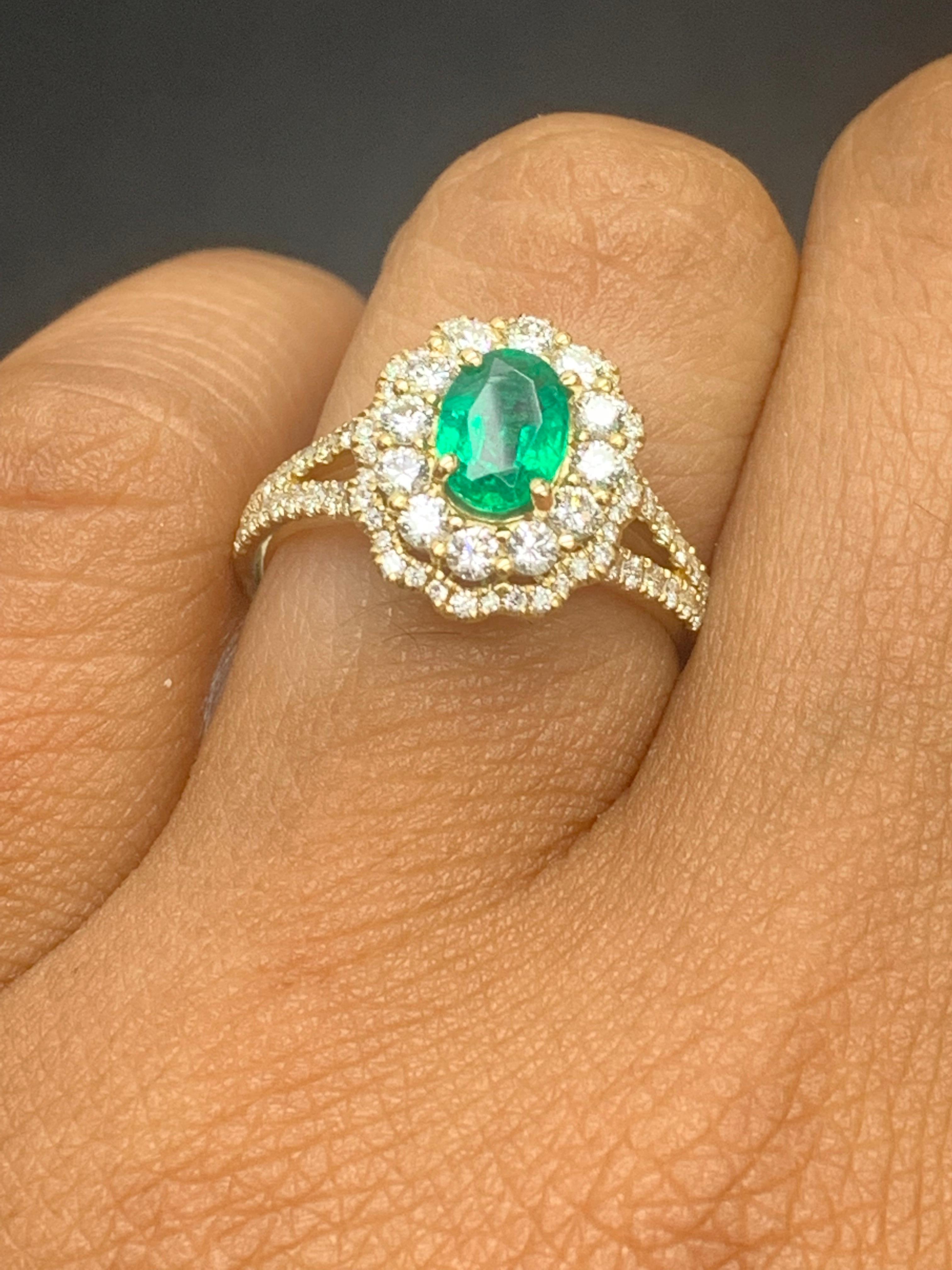 0,88 Karat Oval Cut Smaragd und Diamant Ring in 18k Gelbgold (Zeitgenössisch) im Angebot