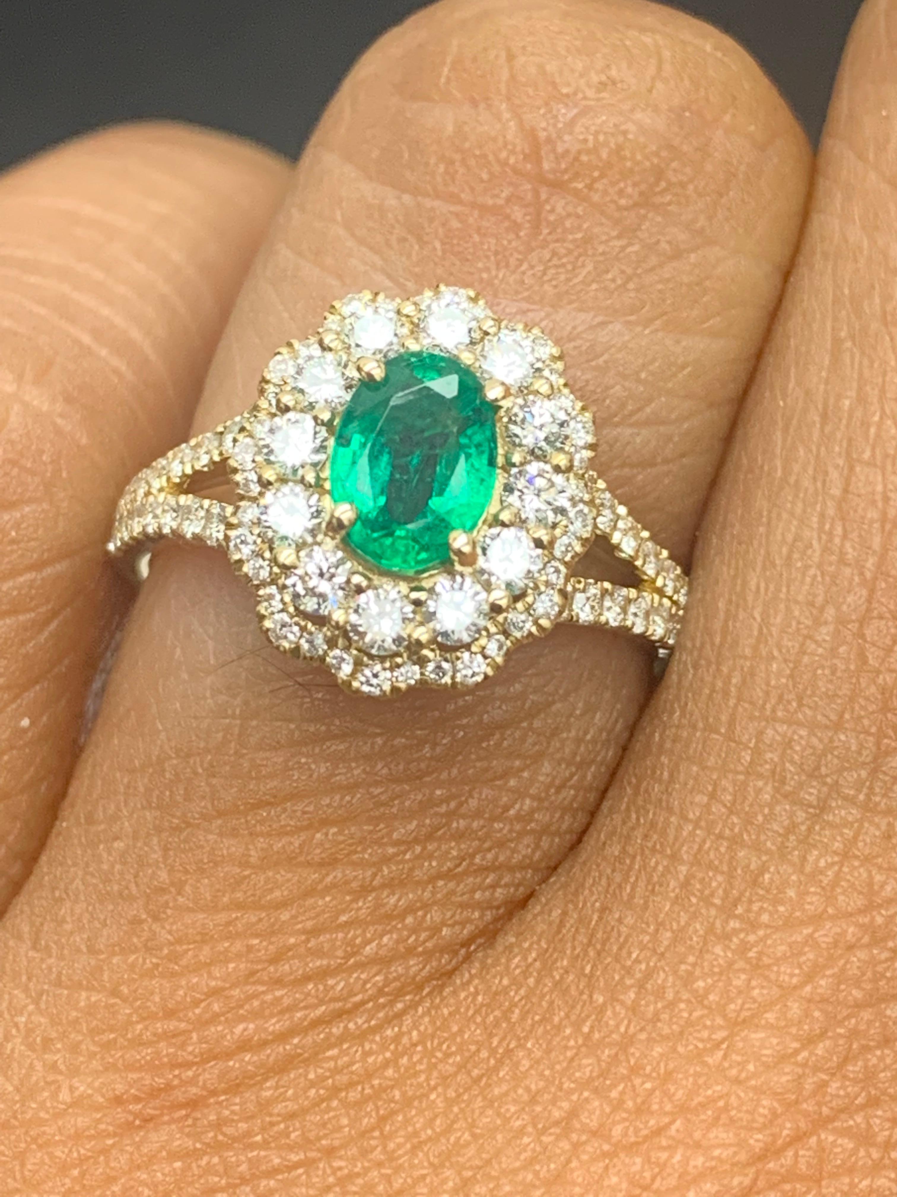 0,88 Karat Oval Cut Smaragd und Diamant Ring in 18k Gelbgold (Ovalschliff) im Angebot