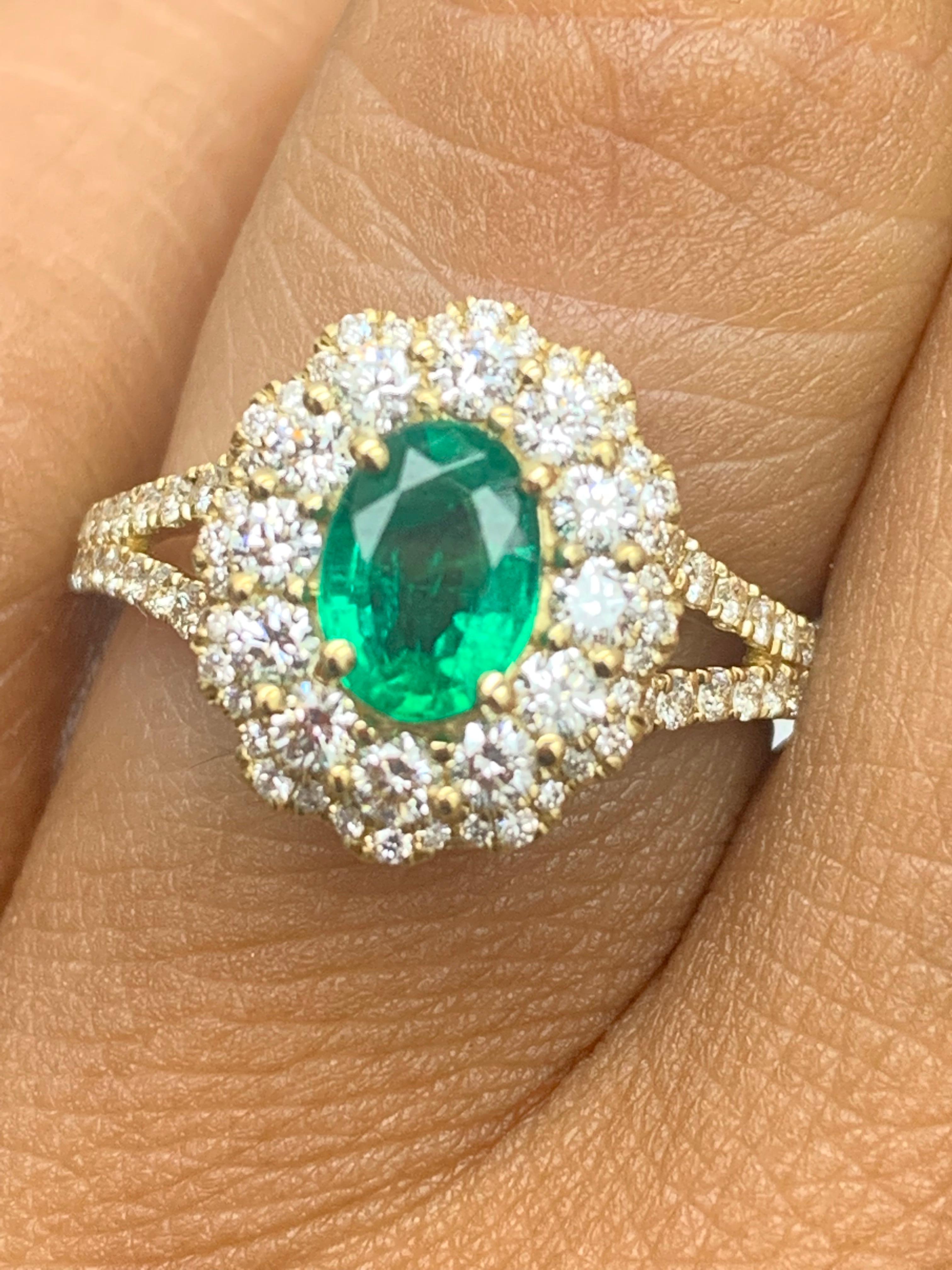 0,88 Karat Oval Cut Smaragd und Diamant Ring in 18k Gelbgold im Zustand „Neu“ im Angebot in NEW YORK, NY