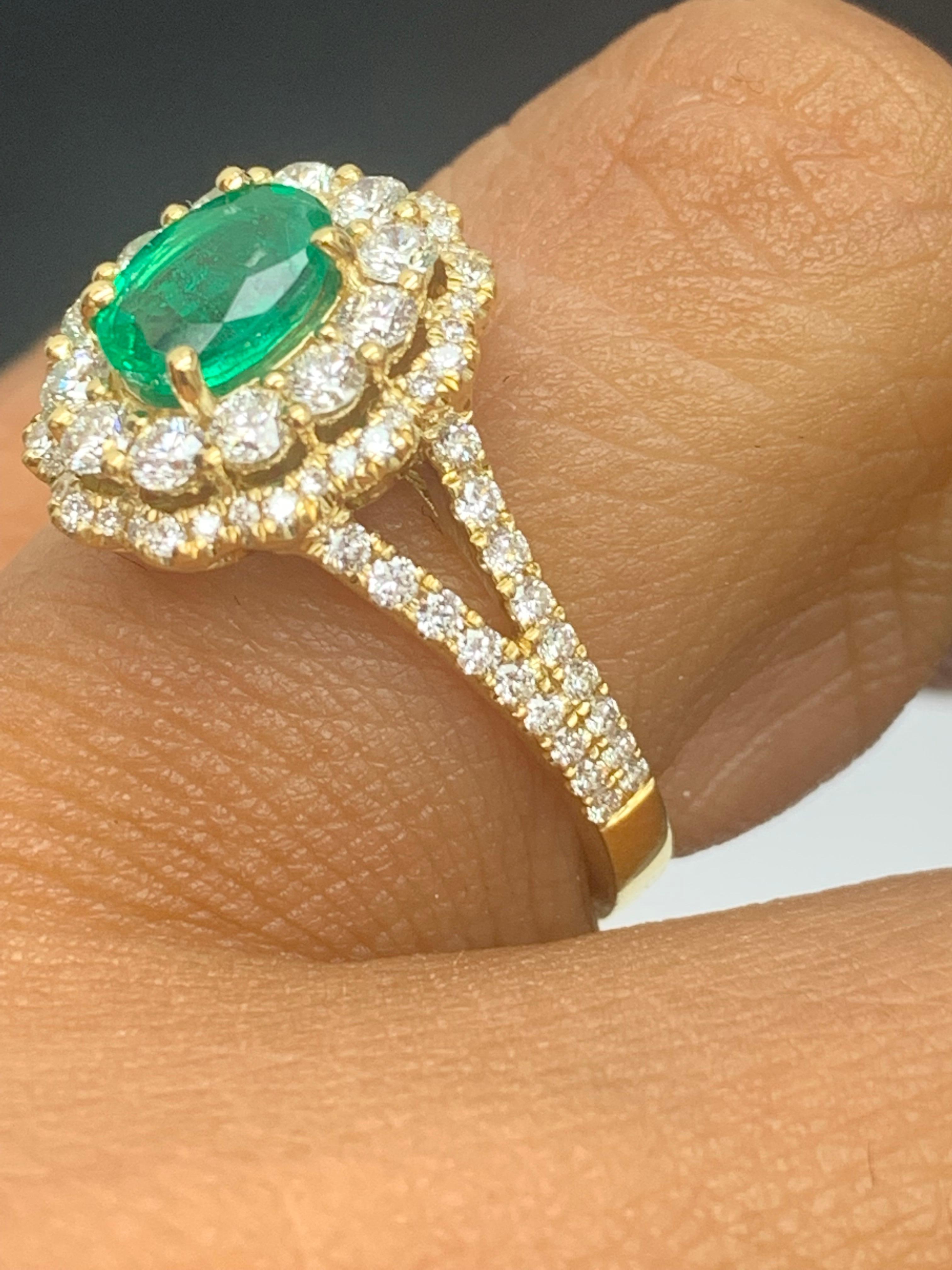 0,88 Karat Oval Cut Smaragd und Diamant Ring in 18k Gelbgold im Angebot 1
