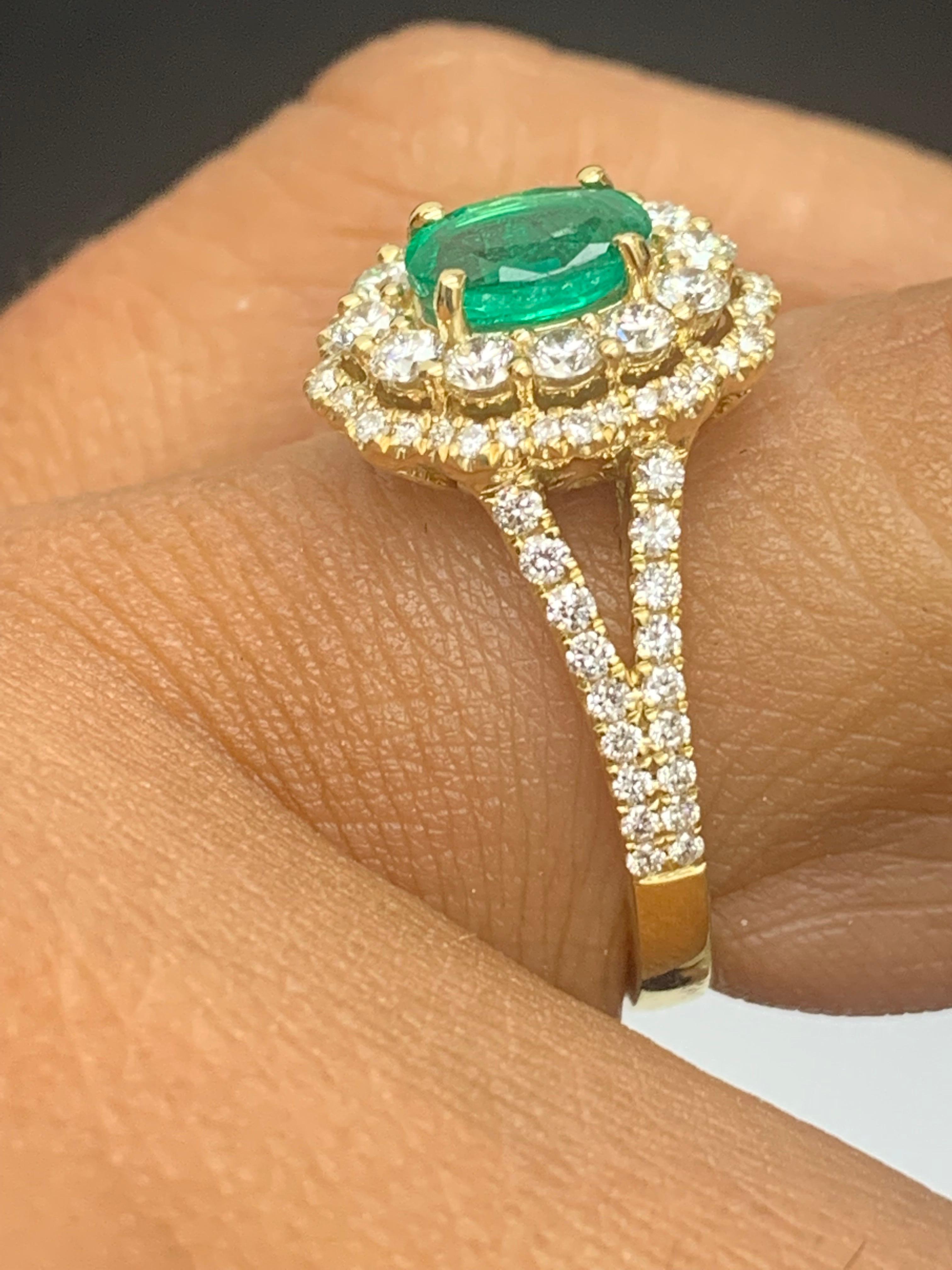 0,88 Karat Oval Cut Smaragd und Diamant Ring in 18k Gelbgold im Angebot 2