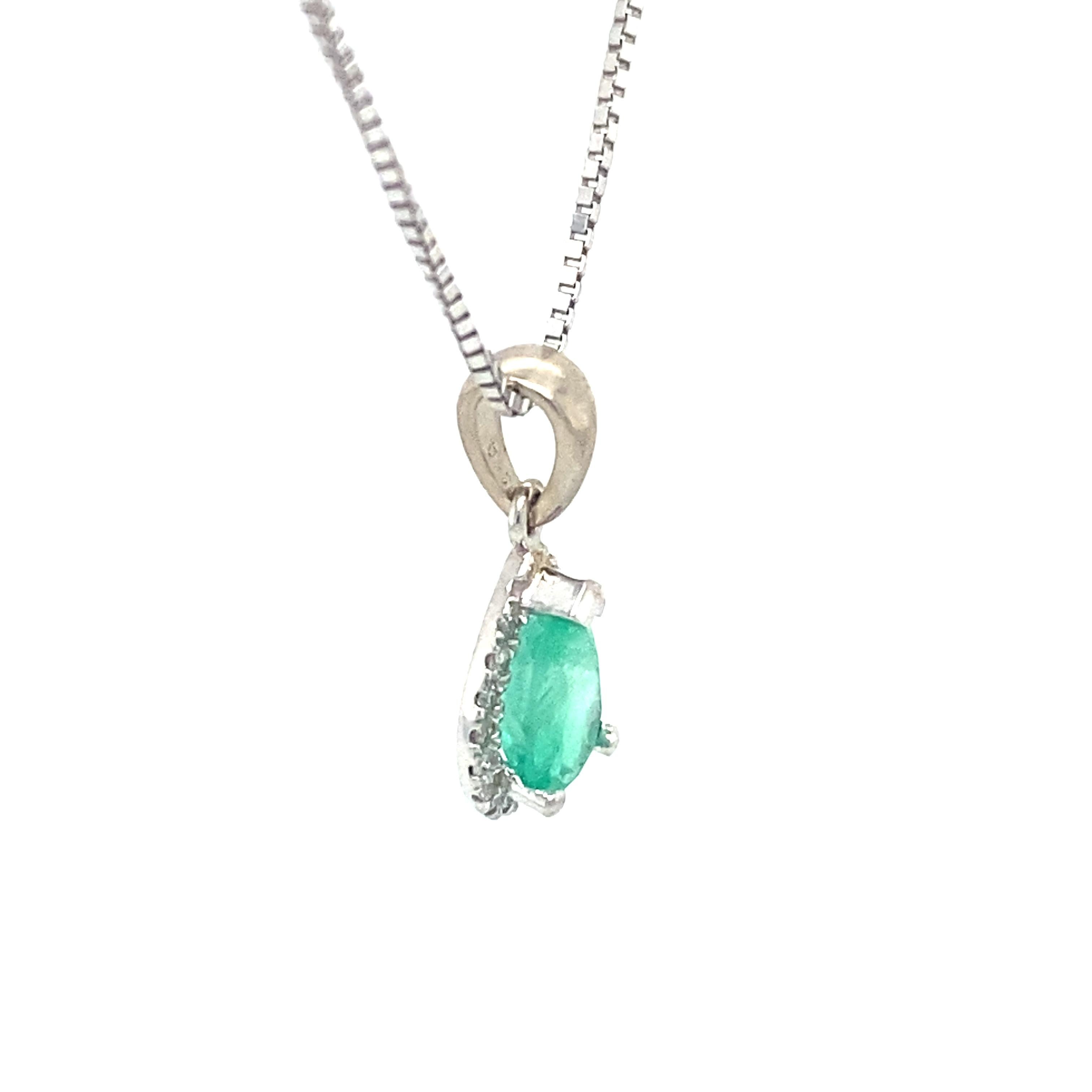 Modern 0.88 Carat Pear Cut Emerald and Diamond Pendant Necklace in 14 Karat White Gold For Sale