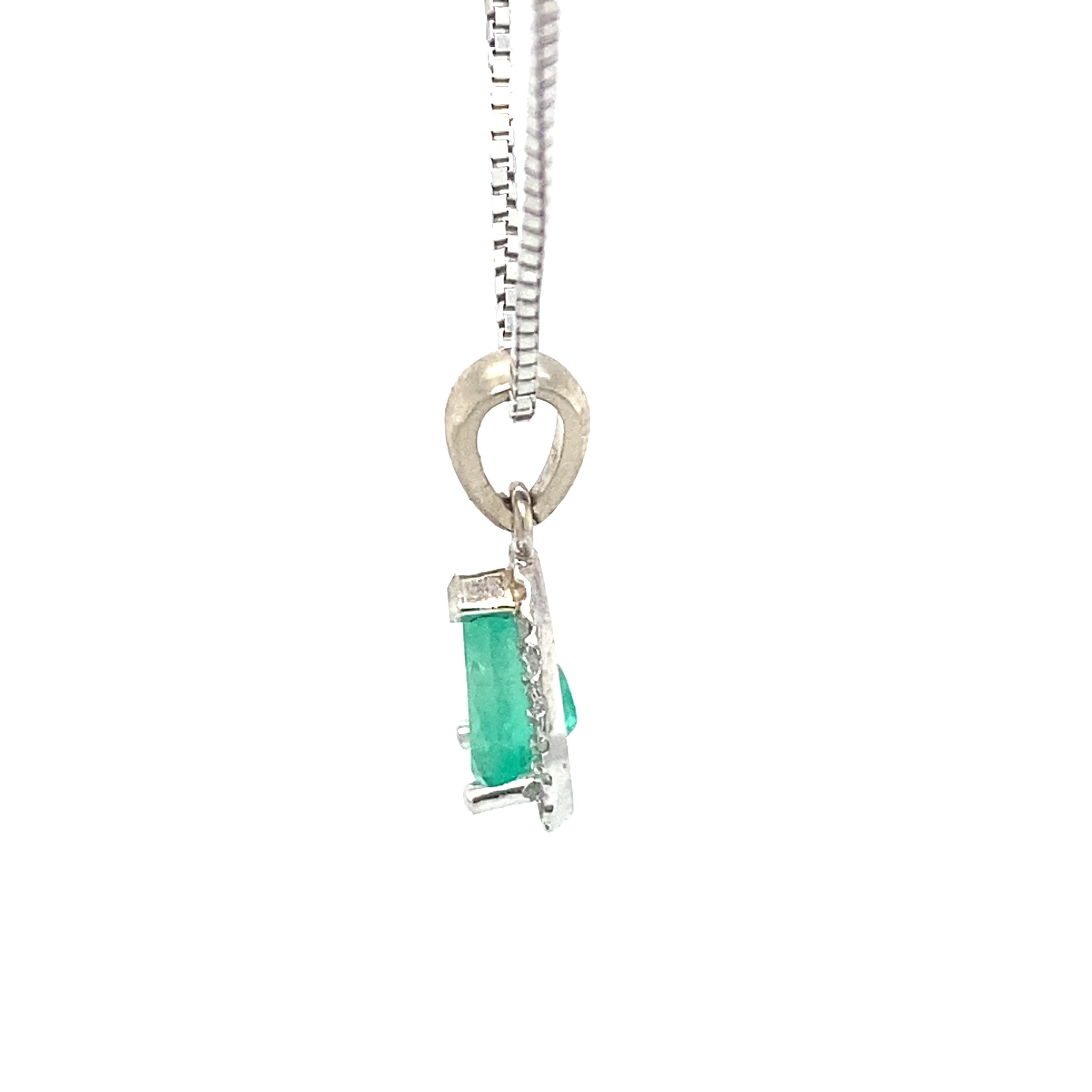 0.88 Carat Pear Cut Emerald and Diamond Pendant Necklace in 14 Karat White Gold For Sale 1
