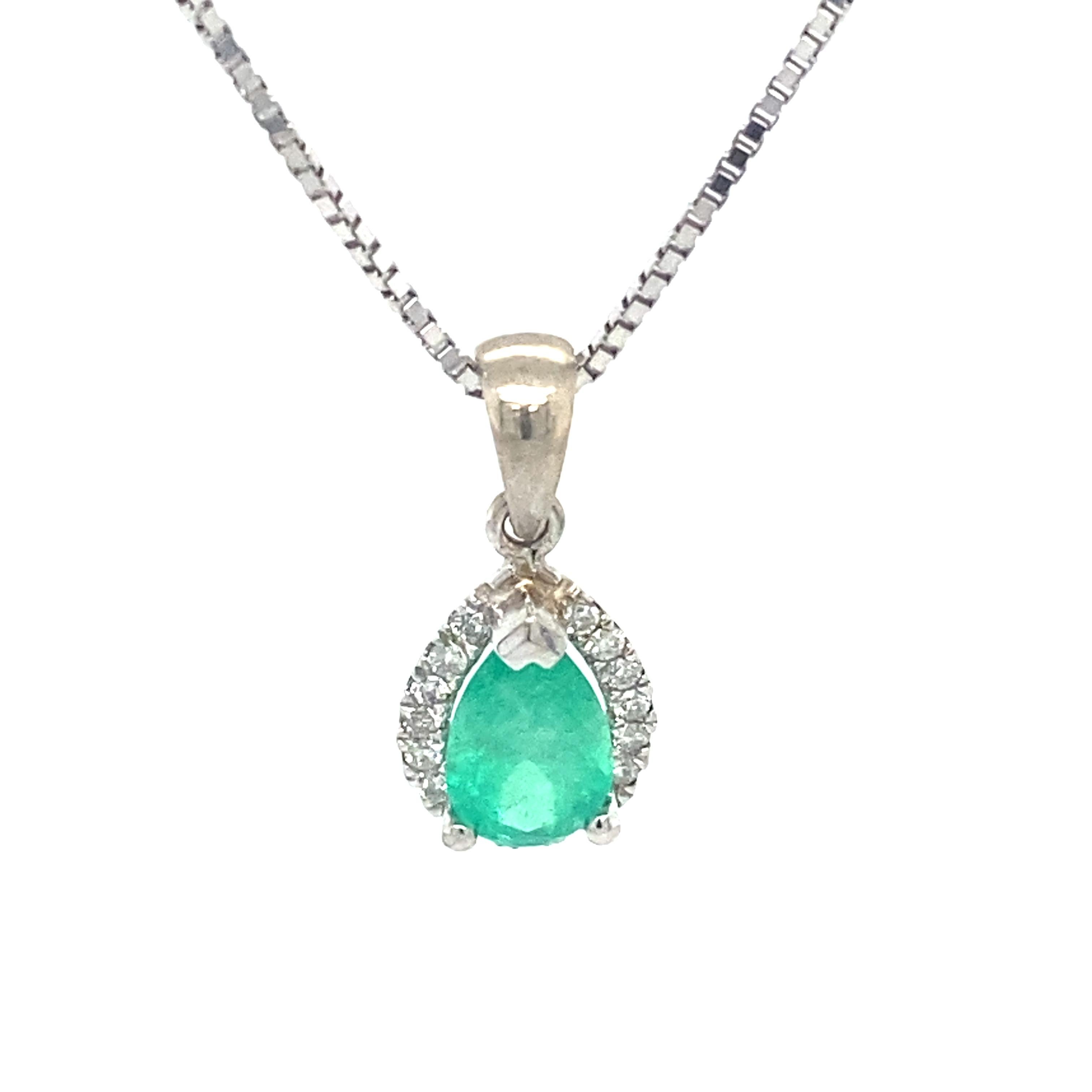 0.88 Carat Pear Cut Emerald and Diamond Pendant Necklace in 14 Karat White Gold For Sale 2