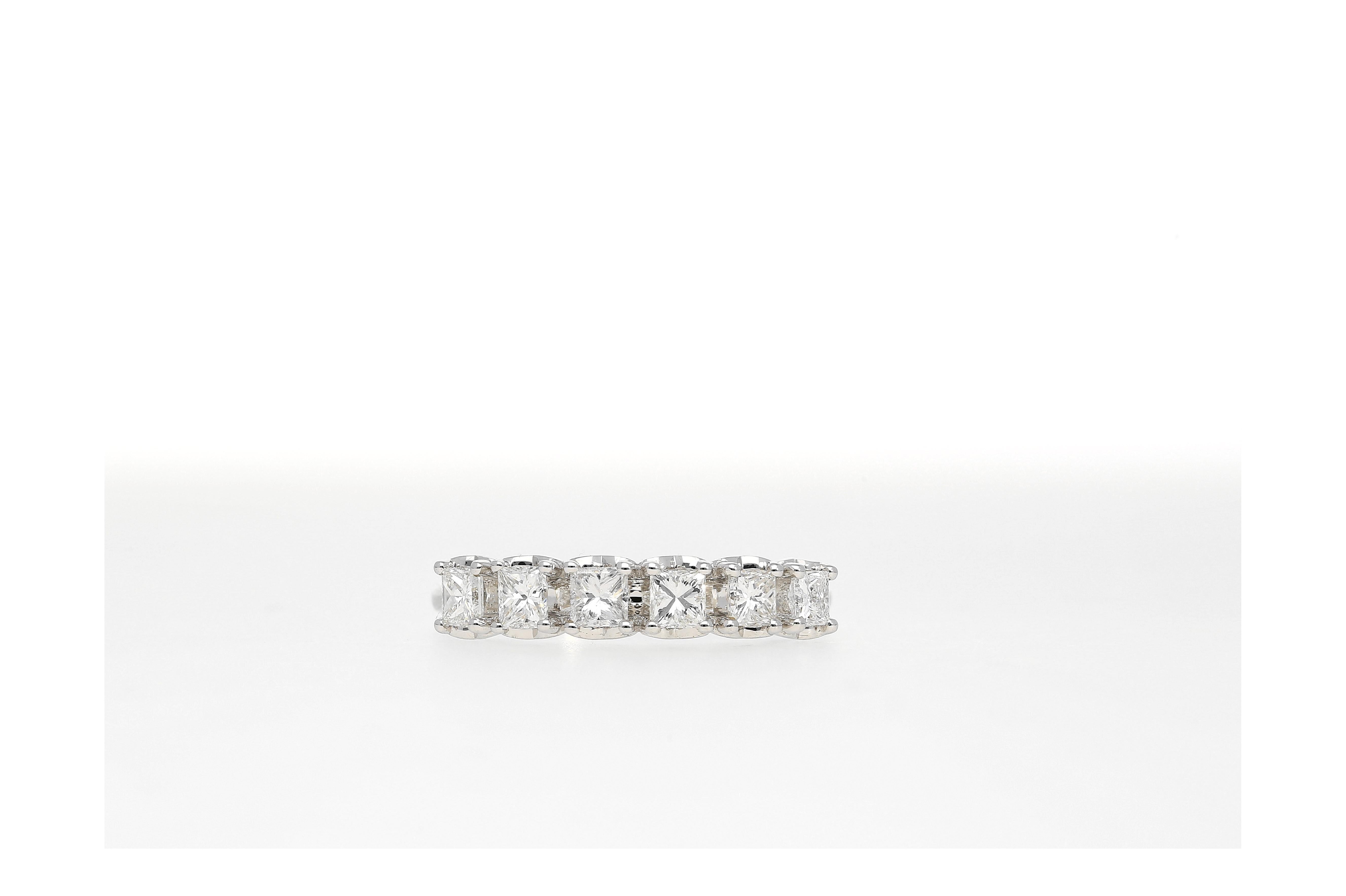 Moderne Bracelet en or blanc 18 carats avec demi-anneau en diamant taille princesse de 0,88 carat en vente