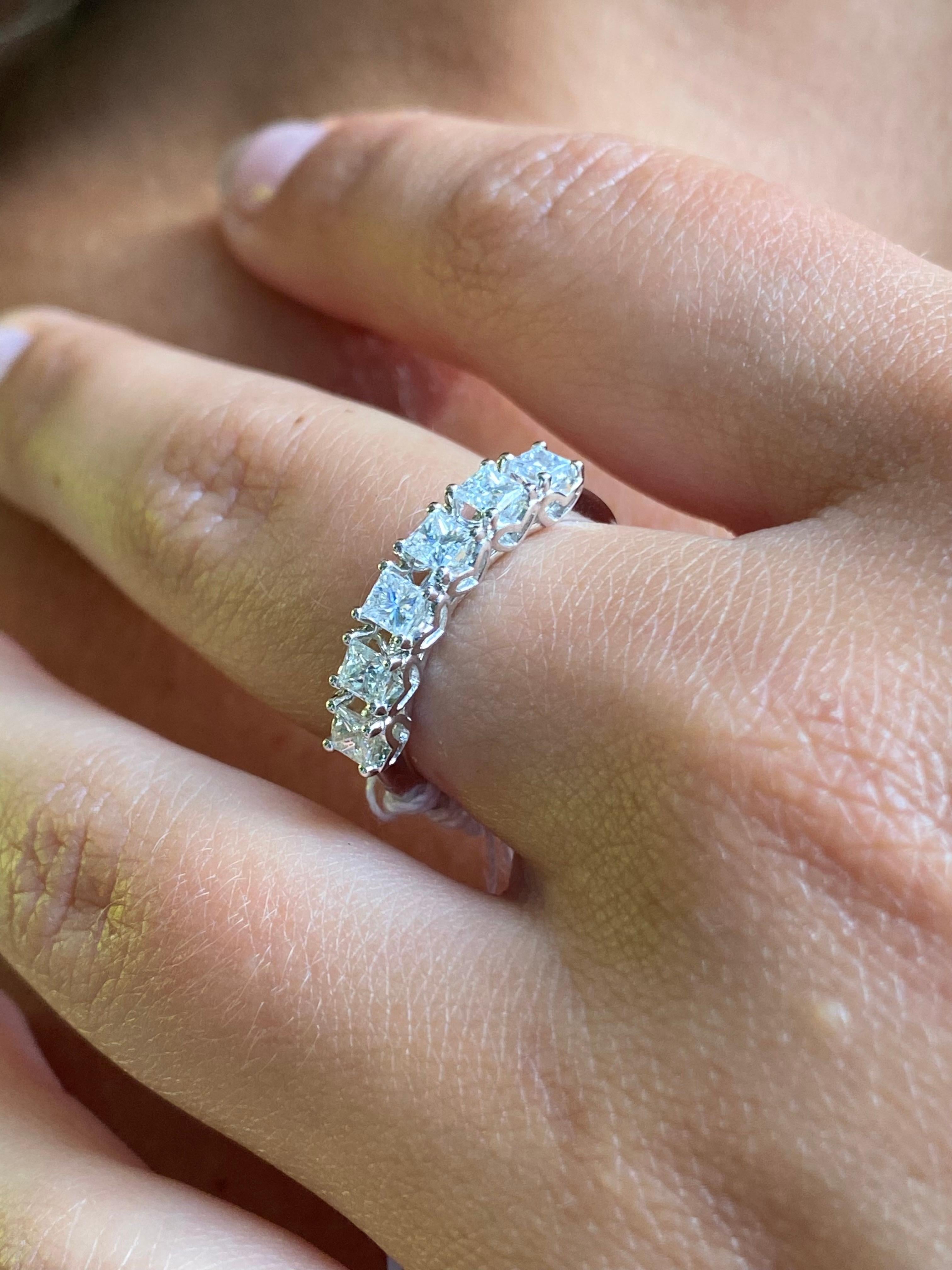 Bracelet en or blanc 18 carats avec demi-anneau en diamant taille princesse de 0,88 carat Neuf - En vente à Miami, FL