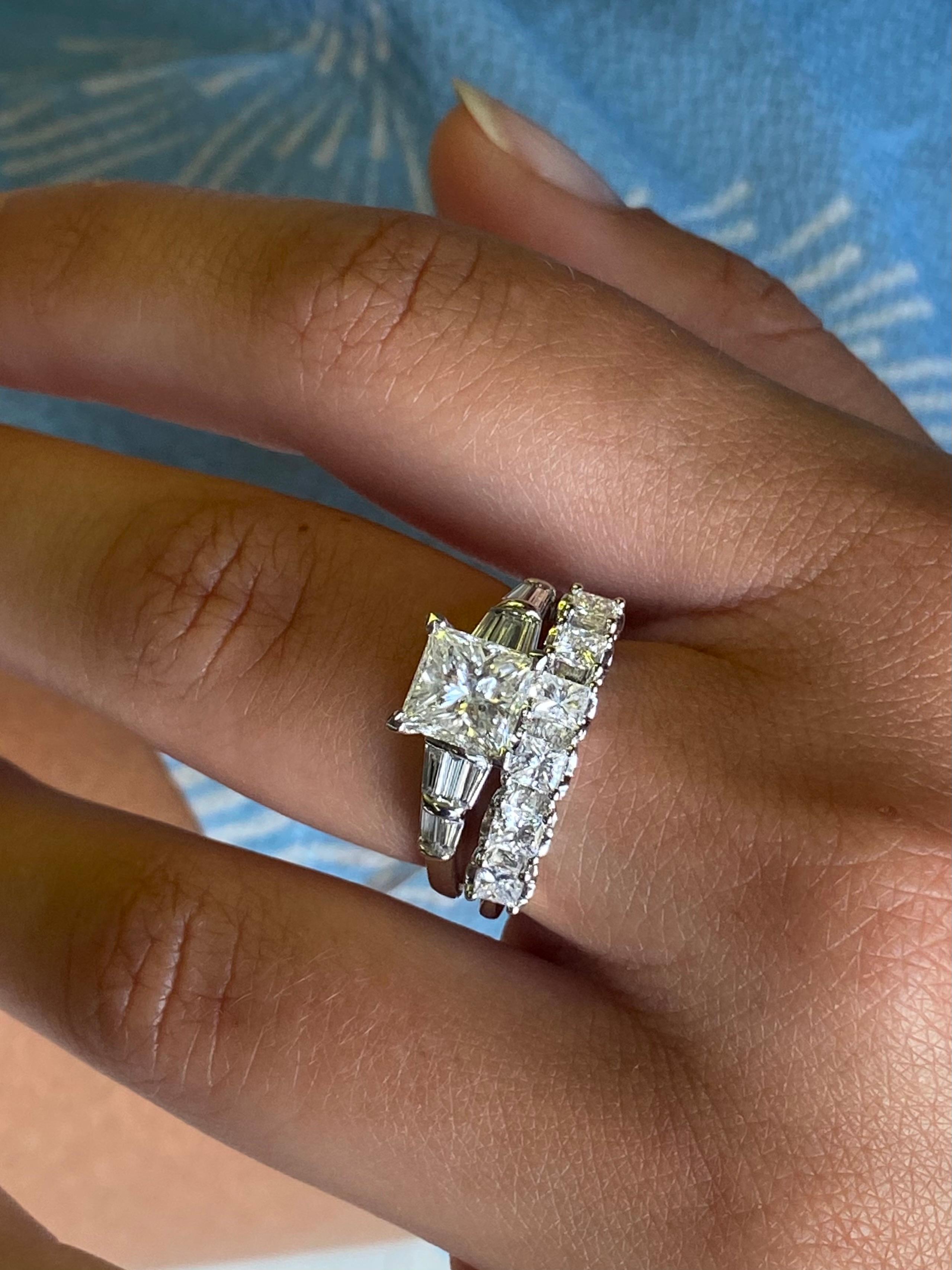Bracelet en or blanc 18 carats avec demi-anneau en diamant taille princesse de 0,88 carat Pour femmes en vente
