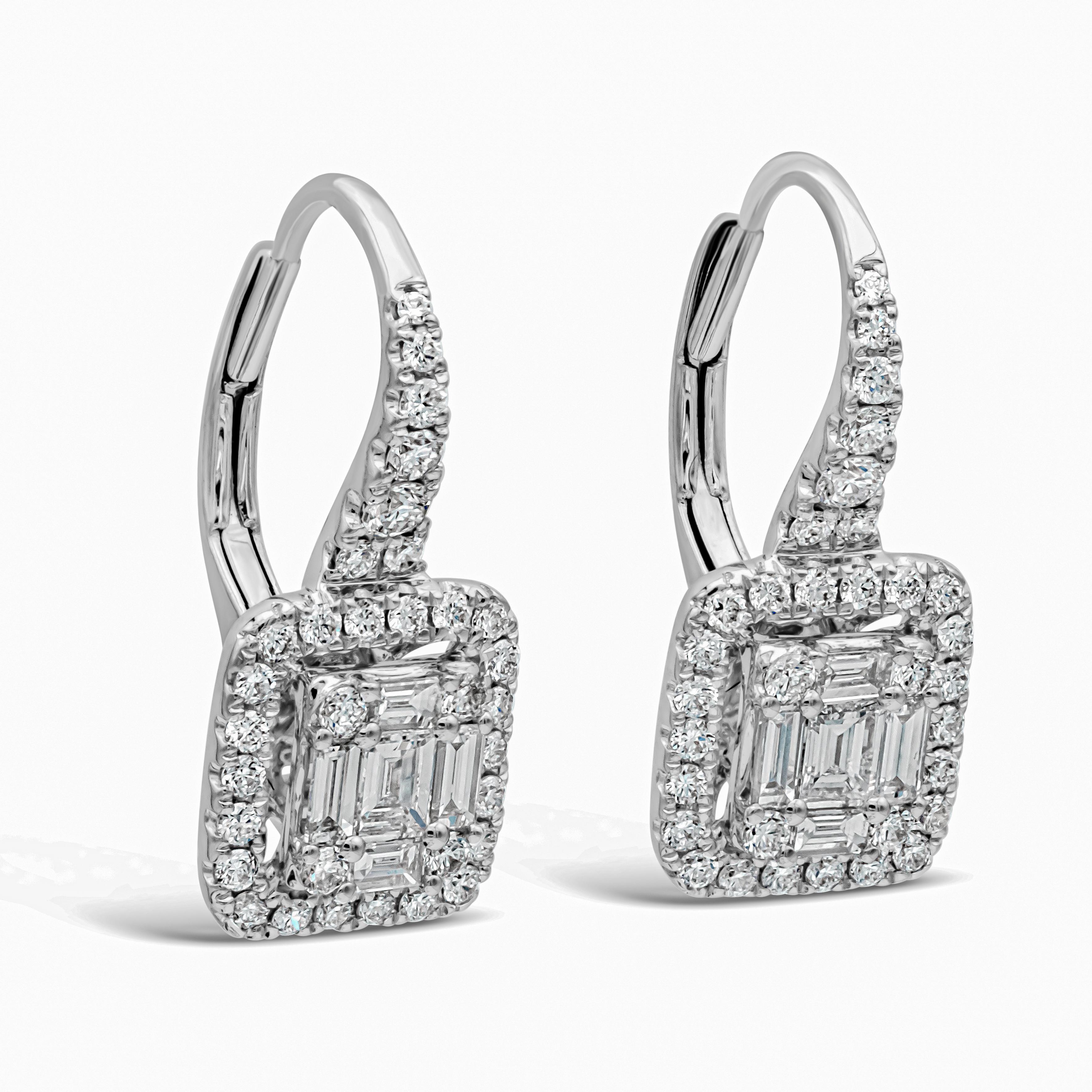 Dieses schöne Paar Ohrringe ist in Form eines Smaragds mit einem offenen Halo um ihn herum gefertigt. Illusion mit einer Mischung aus runden und baguetteförmigen Diamanten. Eingefasst in einen mit Diamanten besetzten Ring aus 18 Karat Weißgold.