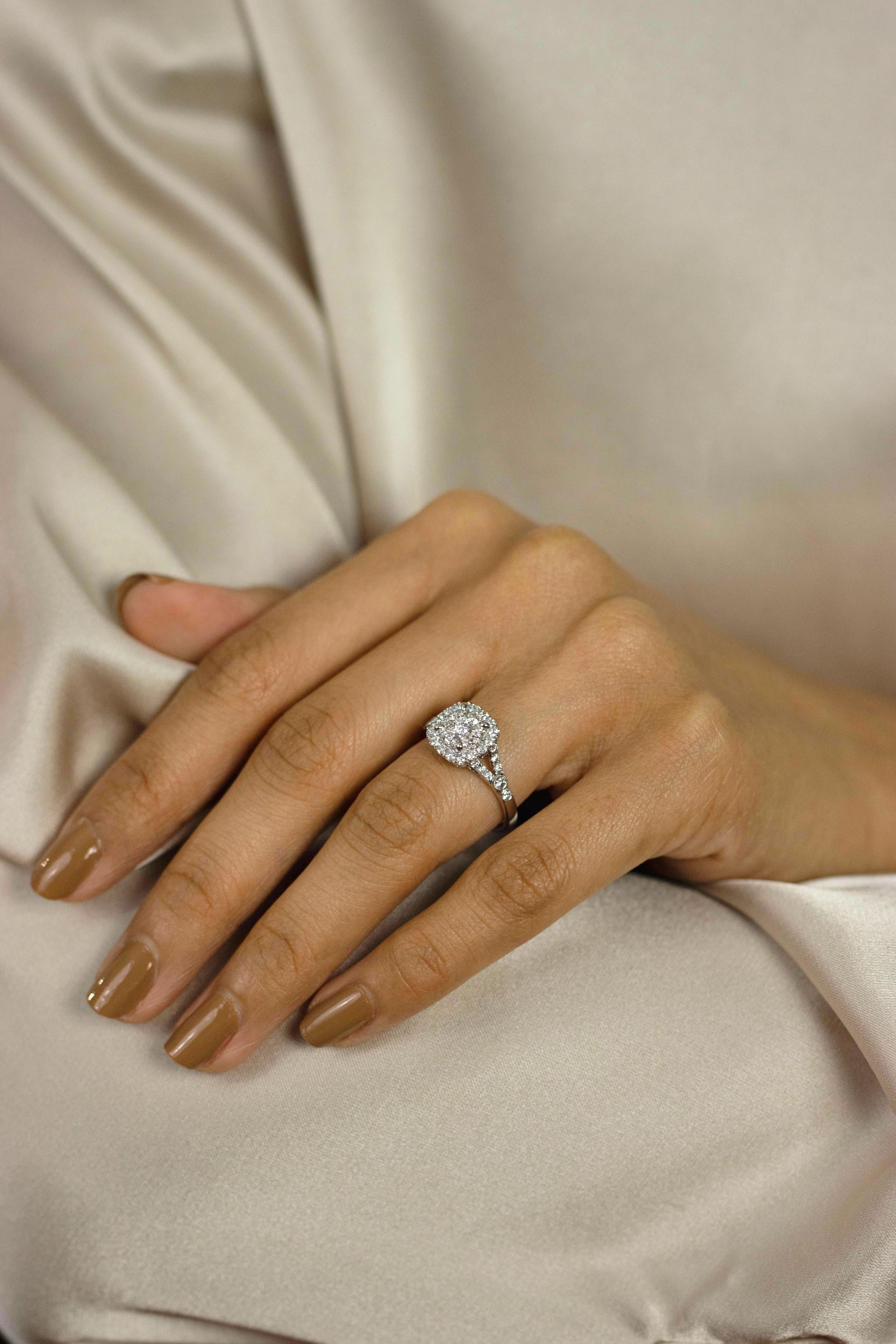 0.88 Carats Total Round Cluster Diamond Cushion Shape Halo Engagement Ring Pour femmes en vente