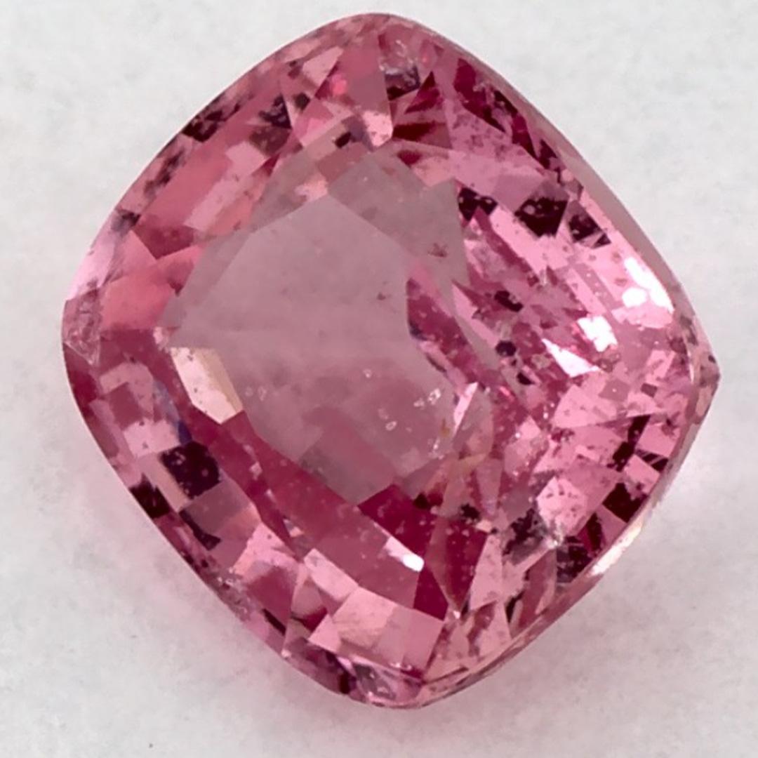 Ce saphir rose naturel offre élégance et sophistication. Avec sa riche saturation de couleurs et sa coupe précise, il constitue la pièce maîtresse parfaite pour une bague de fiançailles ou une conception de bijoux de luxe.

Ce saphir provient du Sri