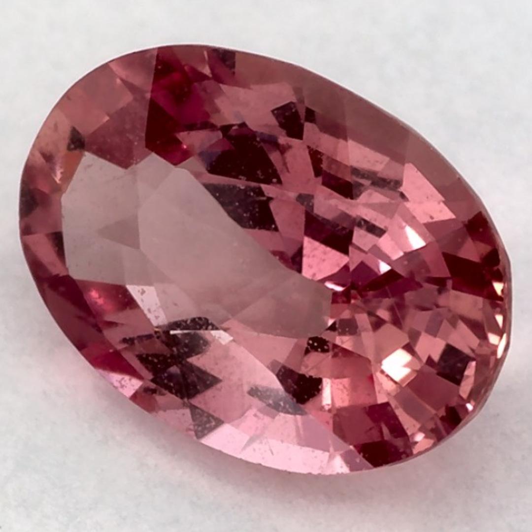 Questo zaffiro rosa naturale offre eleganza e raffinatezza. Con la sua ricca saturazione del colore e il taglio preciso, è il centro perfetto per un anello di fidanzamento o un design di gioielli di lusso.

Questo zaffiro proviene dallo Sri Lanka