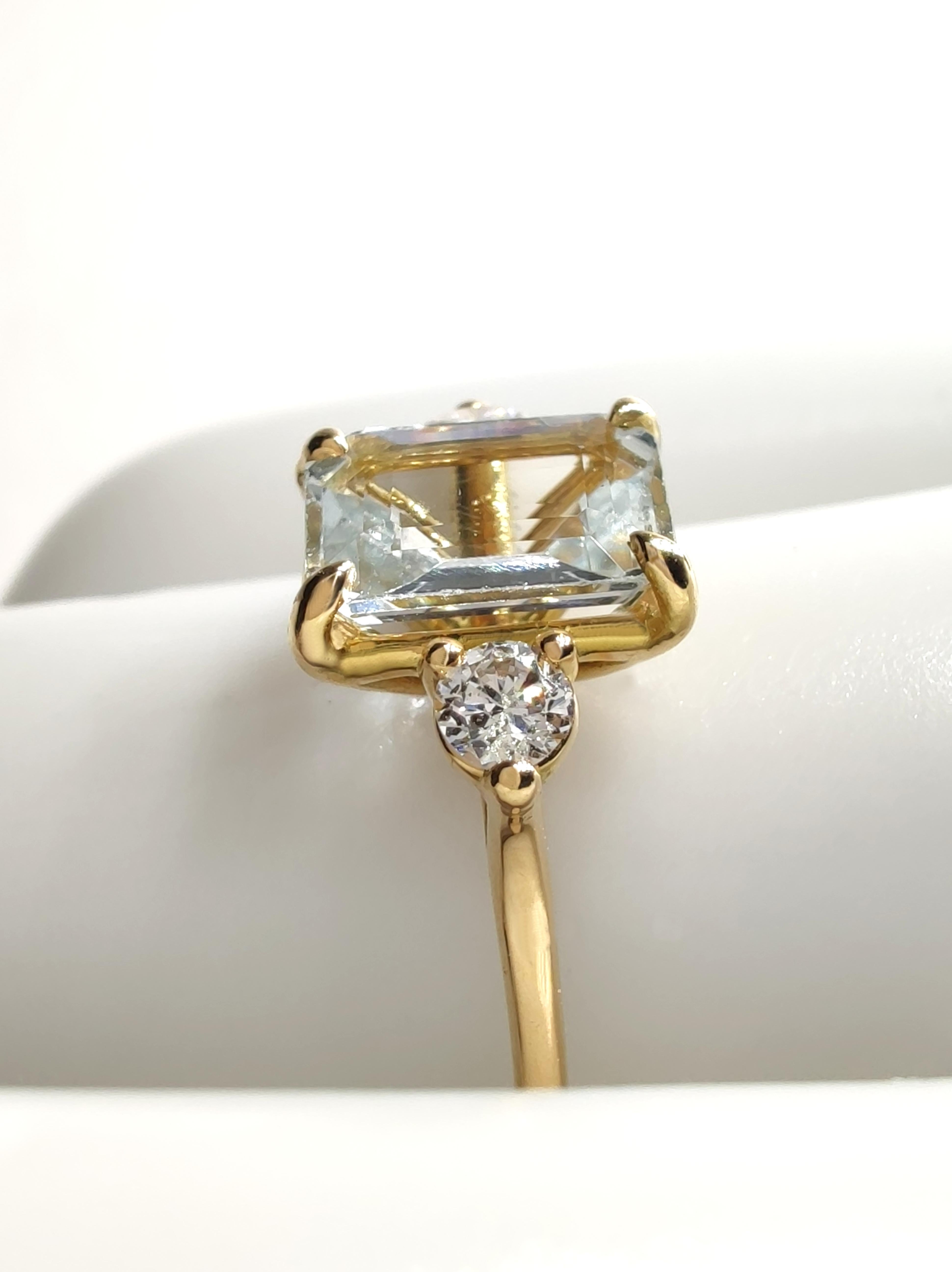 Contemporain Bague à trois pierres en or jaune 18 carats avec aigue-marine naturelle de 0,88 carat et diamants en vente