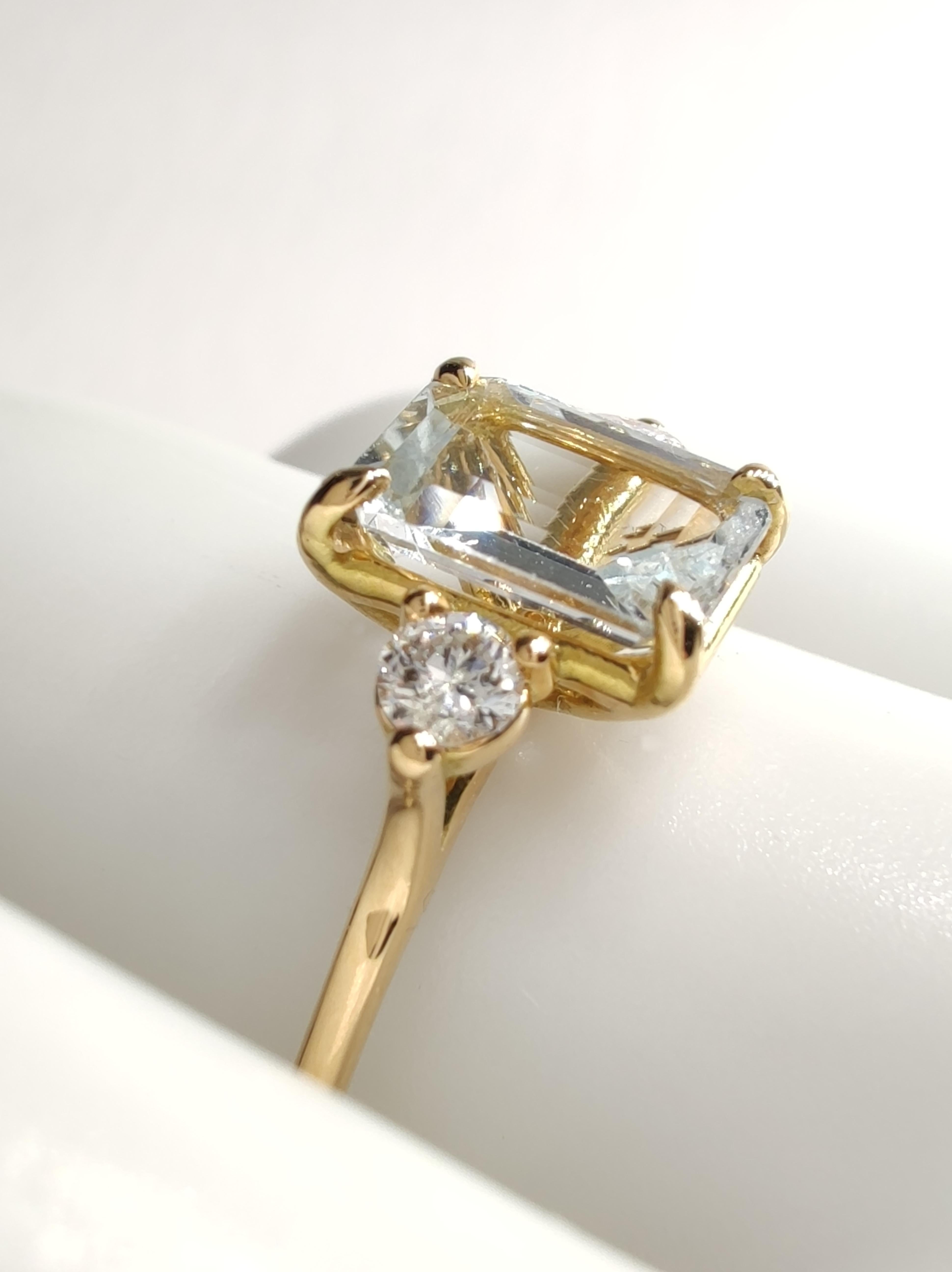 Taille émeraude Bague à trois pierres en or jaune 18 carats avec aigue-marine naturelle de 0,88 carat et diamants en vente