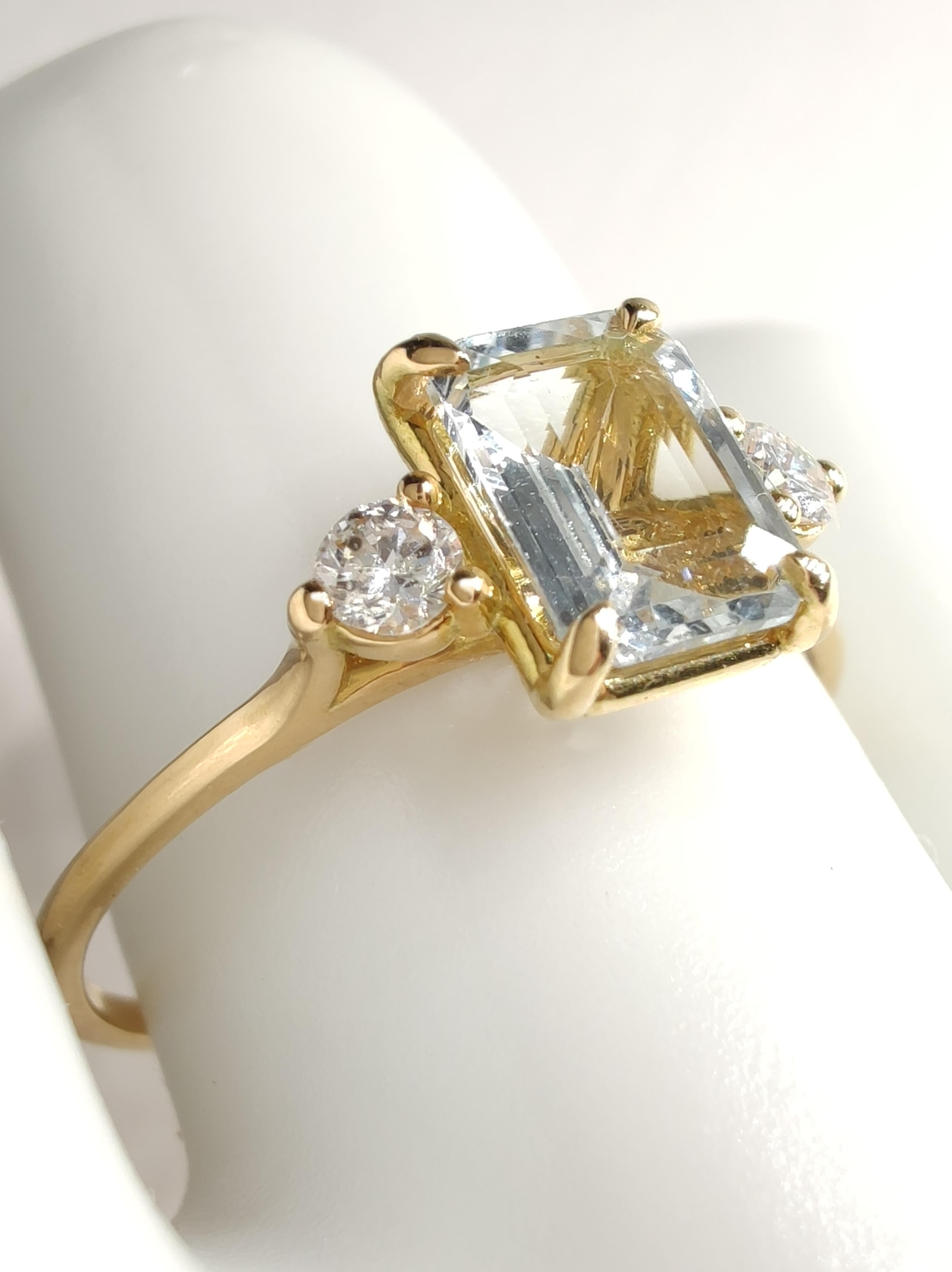 Bague à trois pierres en or jaune 18 carats avec aigue-marine naturelle de 0,88 carat et diamants Neuf - En vente à Sant Josep de sa Talaia, IB