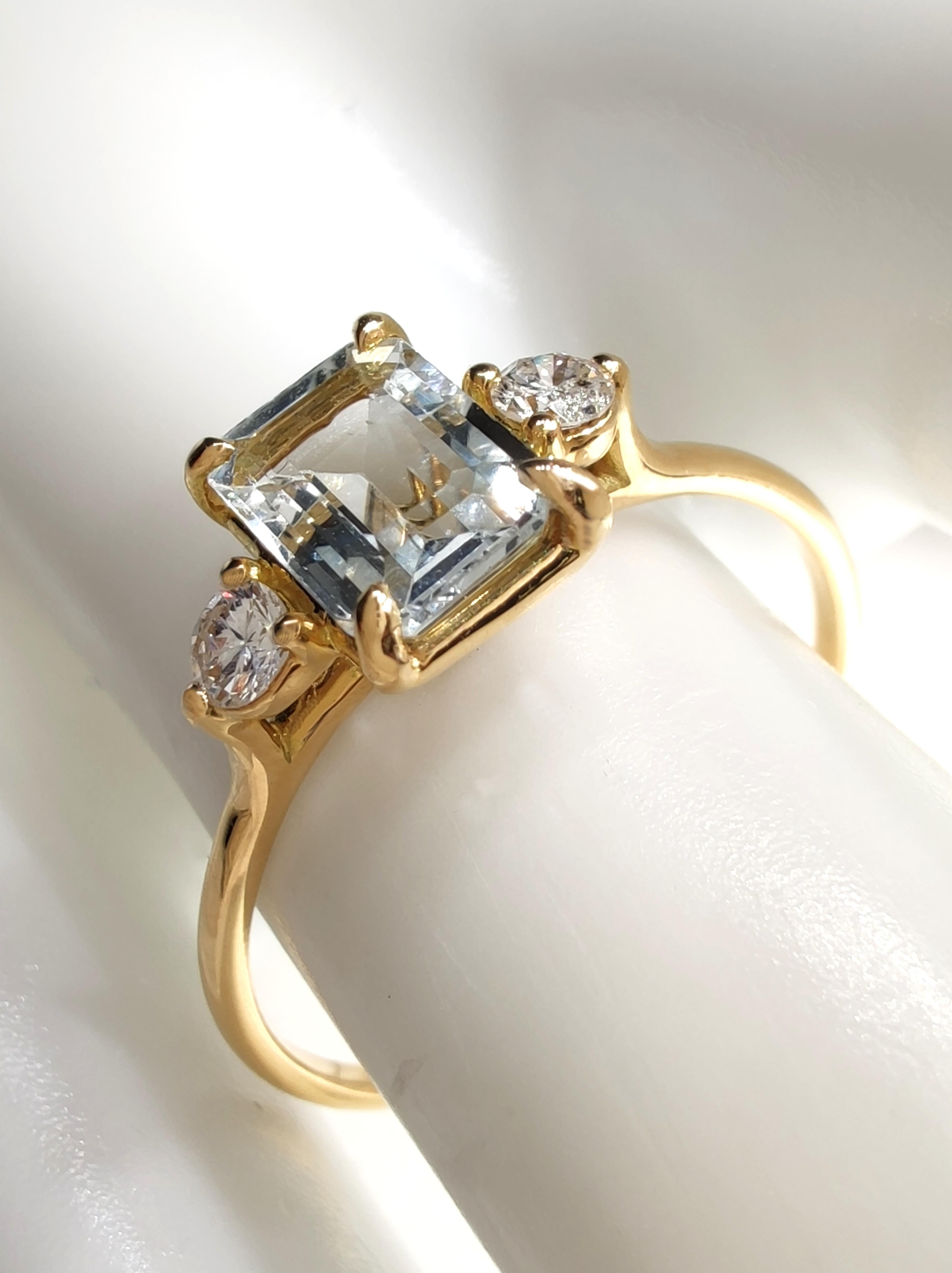 Bague à trois pierres en or jaune 18 carats avec aigue-marine naturelle de 0,88 carat et diamants Pour femmes en vente