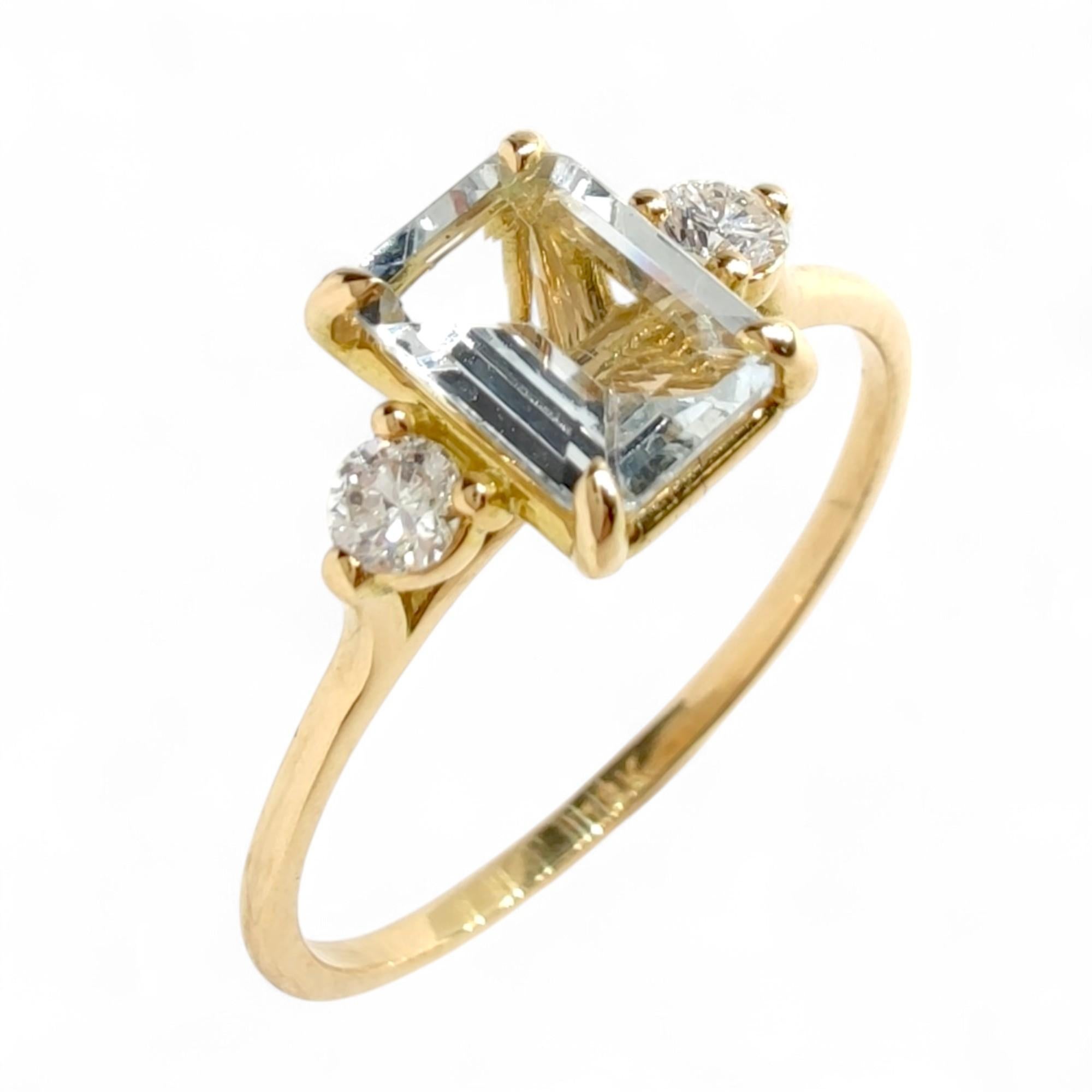 Bague à trois pierres en or jaune 18 carats avec aigue-marine naturelle de 0,88 carat et diamants en vente 2