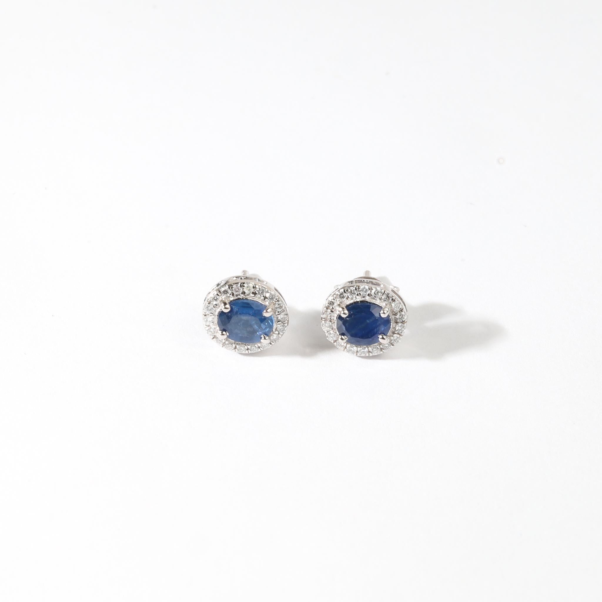 💎 Produktbeschreibung:
Diese raffinierten und leuchtenden Halo-Ohrstecker bestehen aus einem Paar bezaubernder blauer Saphire im Ovalschliff mit einem Gesamtgewicht von ca. 0,88 tcw (je 0,44 ct). Ihr satter, samtiger Blauton strahlt zeitlose