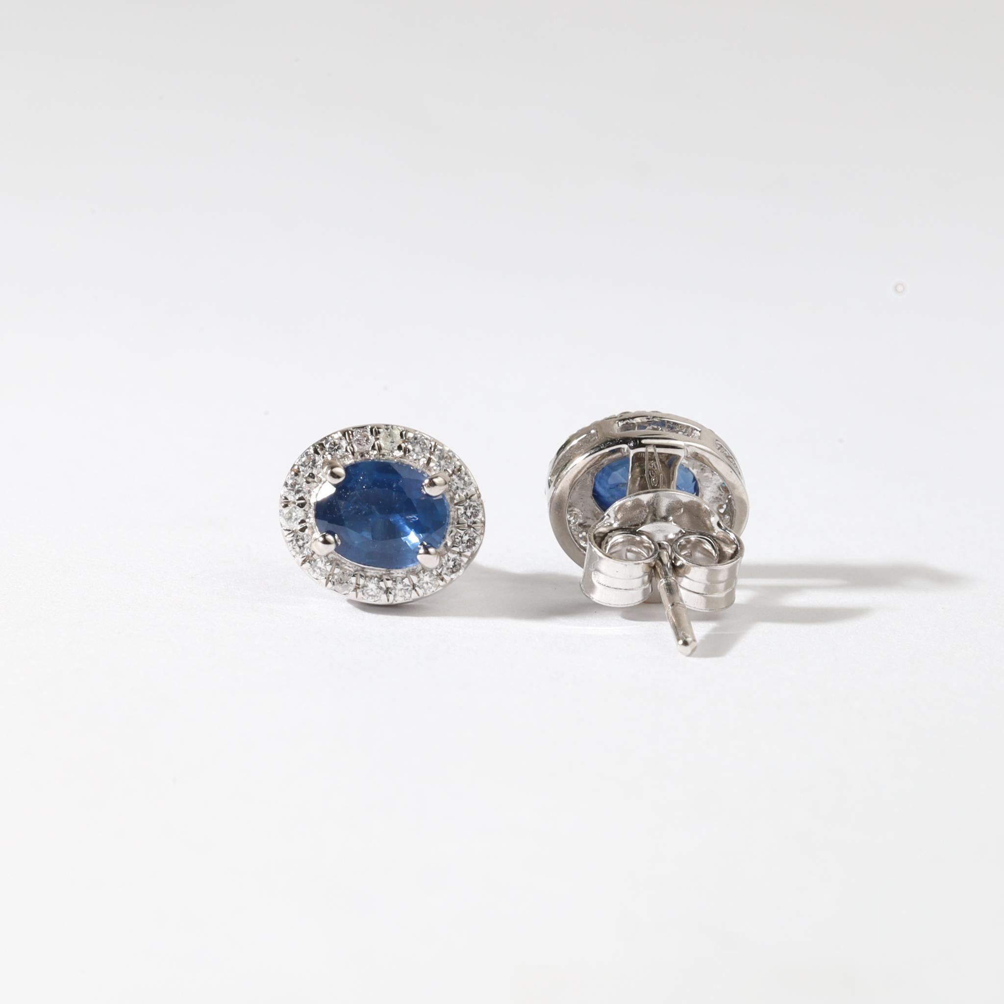 0,88ct Natürlicher ovaler blauer Saphir & Diamant Halo-Ohrstecker aus 18K Weißgold (Ovalschliff) im Angebot