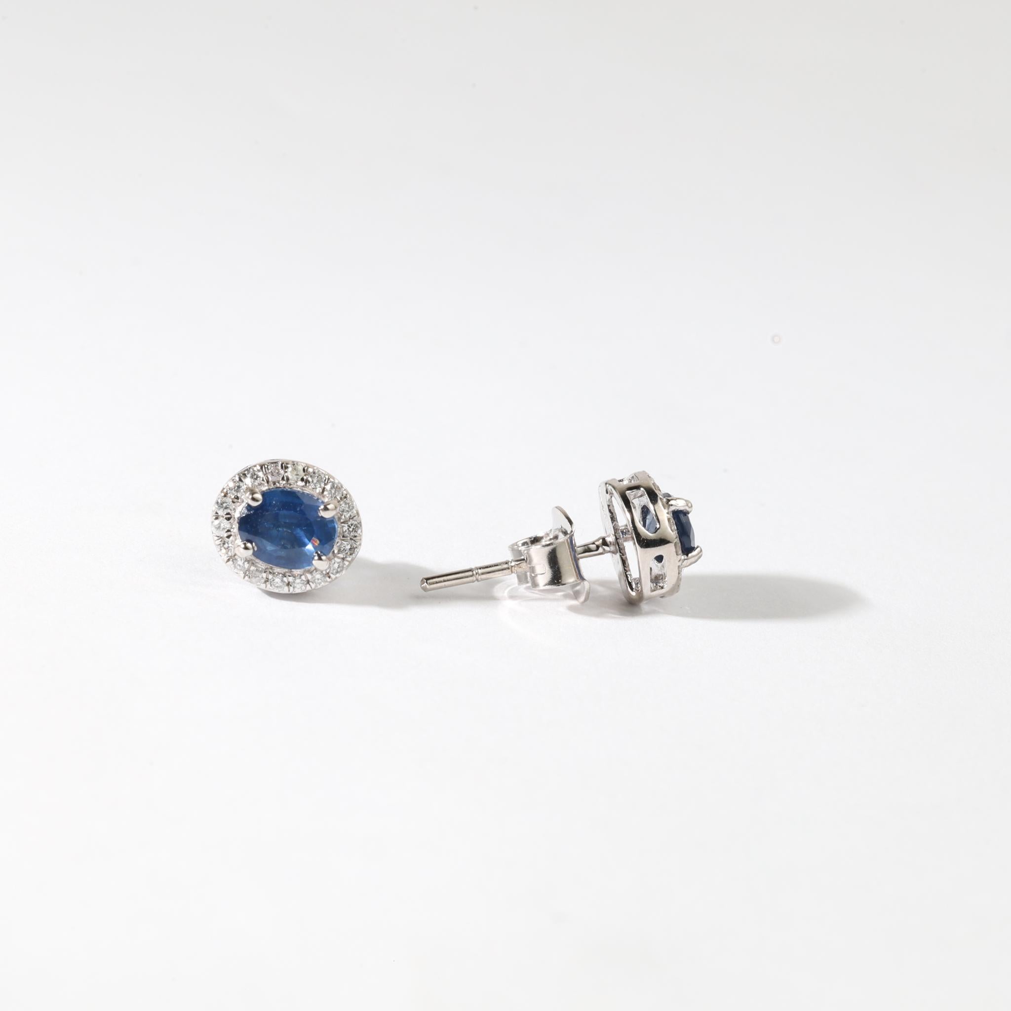 0,88ct Natürlicher ovaler blauer Saphir & Diamant Halo-Ohrstecker aus 18K Weißgold im Zustand „Neu“ im Angebot in Jaipur, RJ