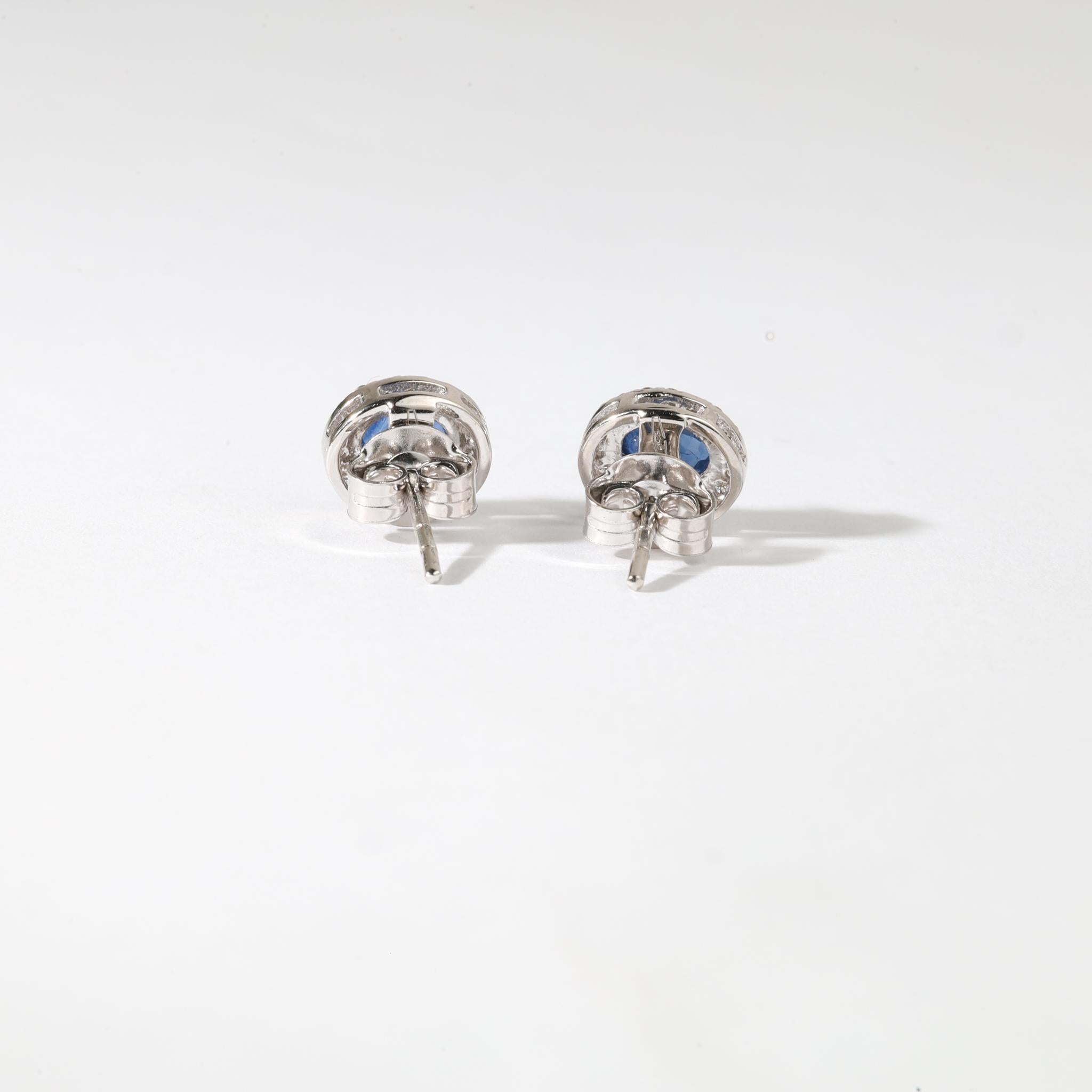 0,88ct Natürlicher ovaler blauer Saphir & Diamant Halo-Ohrstecker aus 18K Weißgold Damen im Angebot