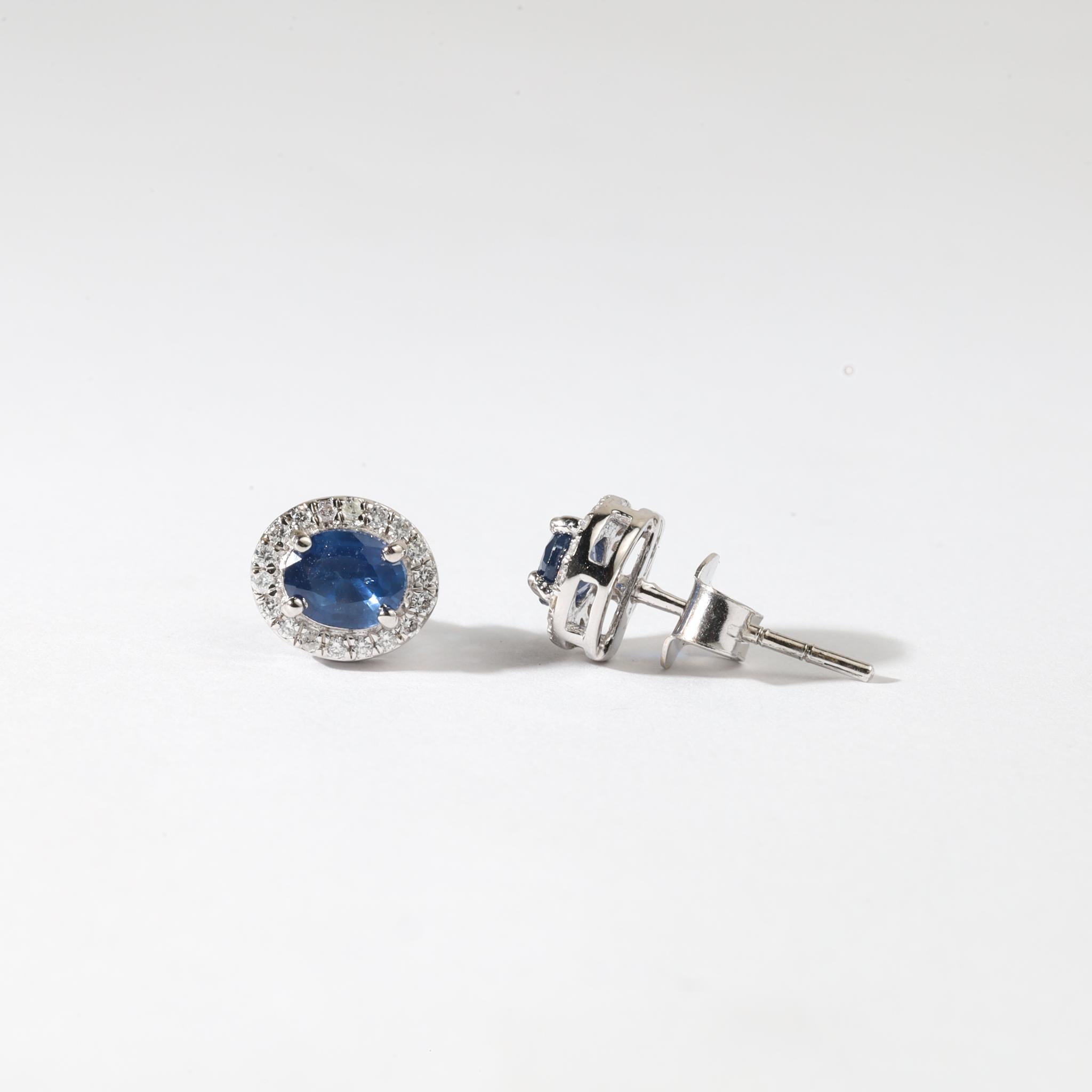 0,88ct Natürlicher ovaler blauer Saphir & Diamant Halo-Ohrstecker aus 18K Weißgold im Angebot 2