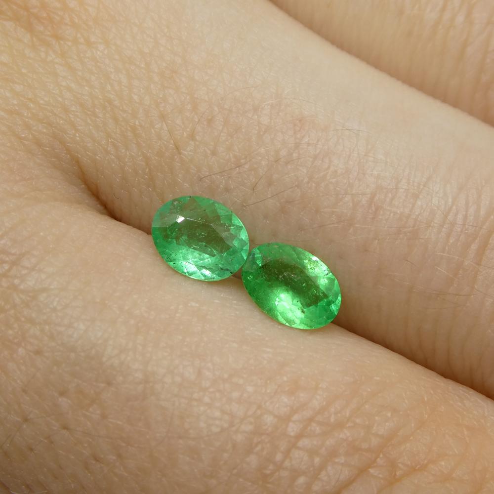 0.88ct Pair Oval Green Emerald from Colombia For Sale 2