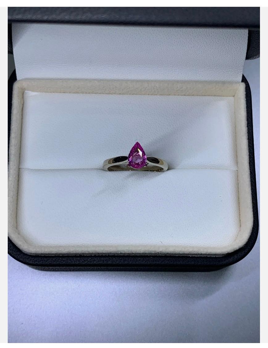 0.88ct Pink Sapphire chunky solitaire engagement ring in 18ct white gold In New Condition For Sale In London, GB
