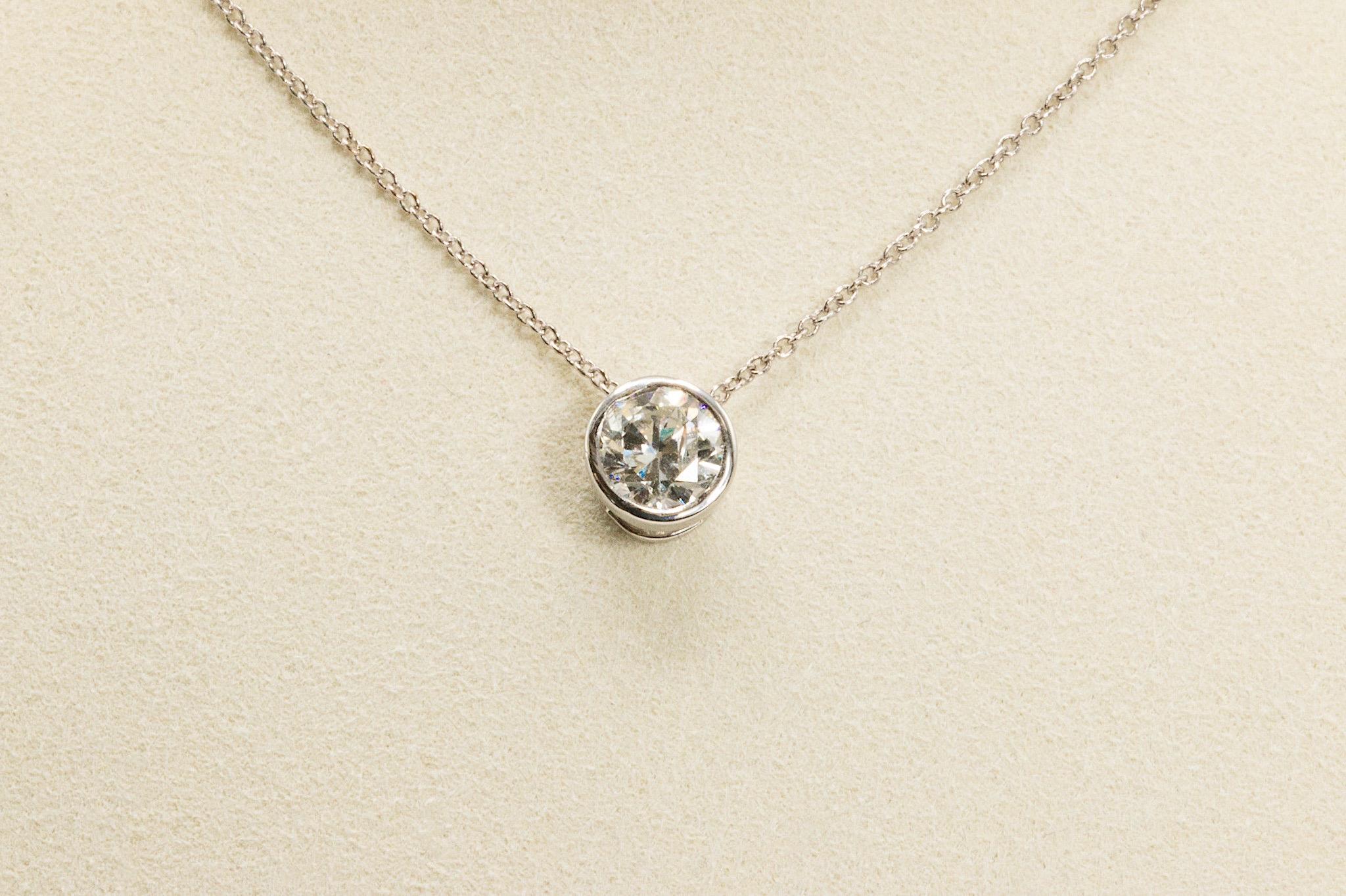Collana con ciondolo con diamanti incastonati 0.88CT Round Brilliante in oro bianco 14K

Punta i riflettori su un'eleganza senza tempo con questa collana con pendente di diamanti in oro bianco 14K. Al centro c'è un diamante rotondo di circa 0,88