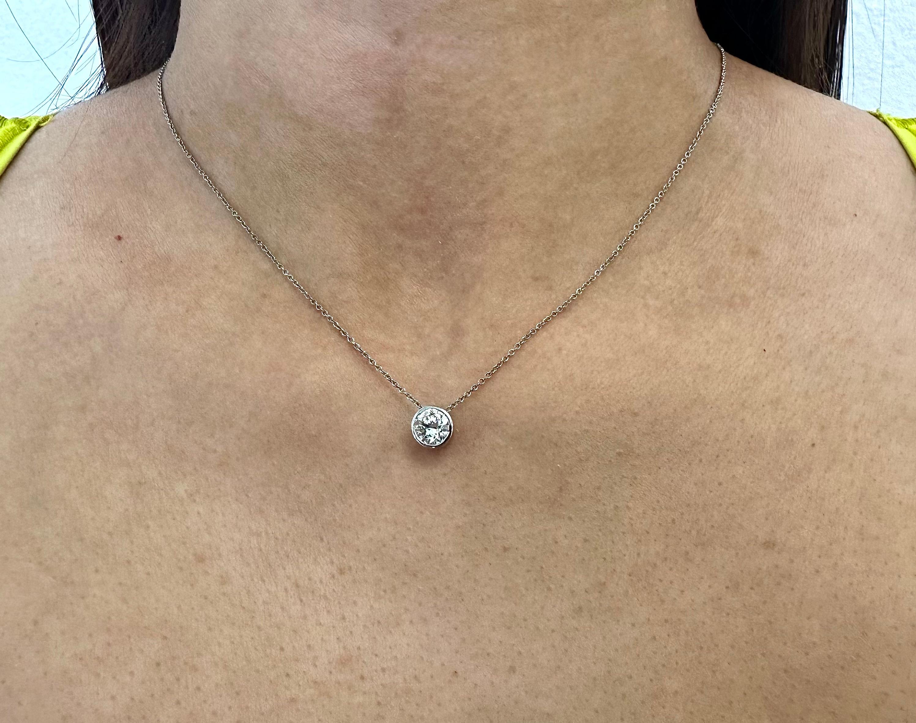 Taglio rotondo Collana con ciondolo con diamanti incastonati 0.88CT Round Brilliante in oro bianco 14K in vendita