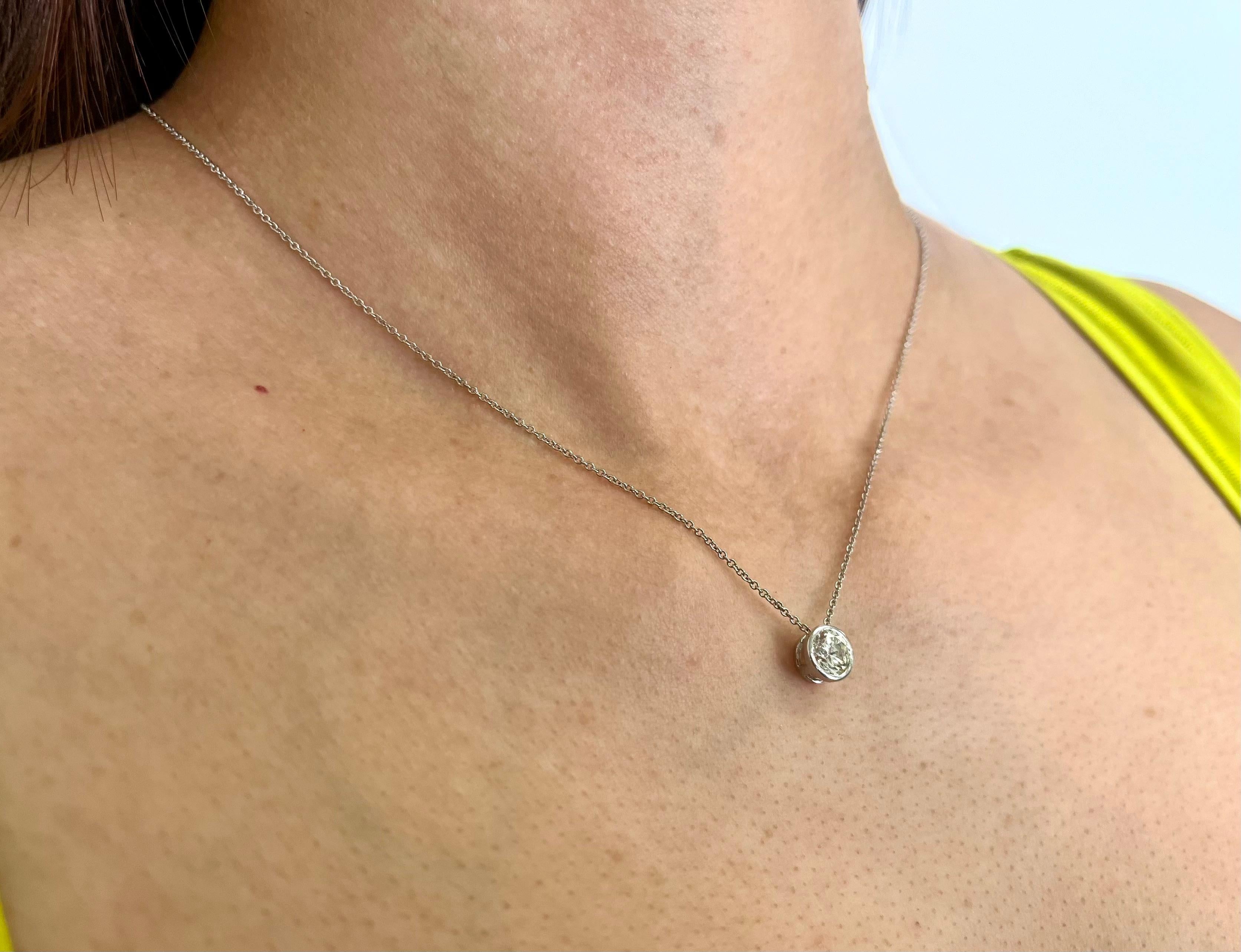 Collana con ciondolo con diamanti incastonati 0.88CT Round Brilliante in oro bianco 14K In condizioni buone in vendita a Houston, TX