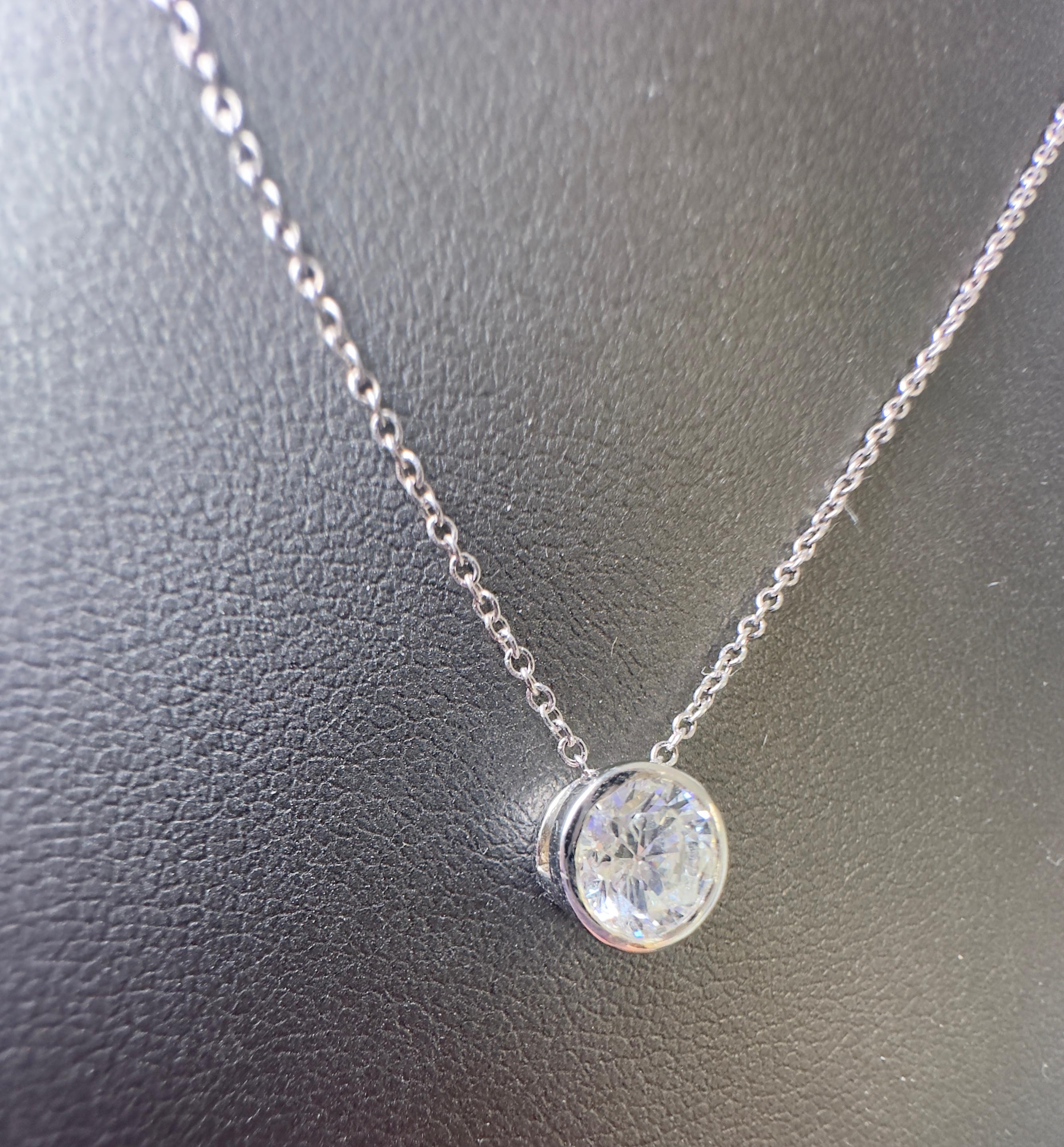 Collana con ciondolo con diamanti incastonati 0.88CT Round Brilliante in oro bianco 14K in vendita 1