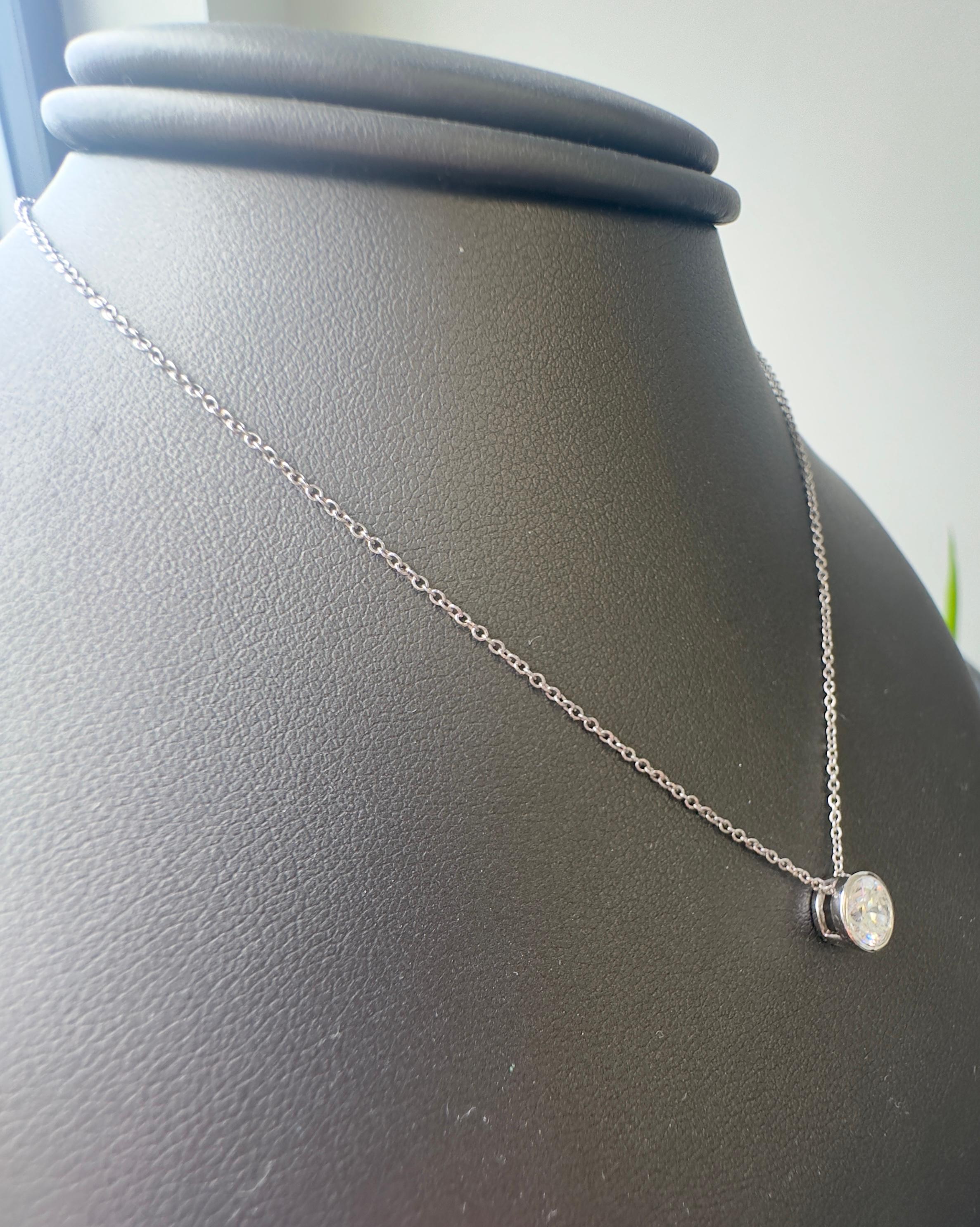 Collana con ciondolo con diamanti incastonati 0.88CT Round Brilliante in oro bianco 14K in vendita 2