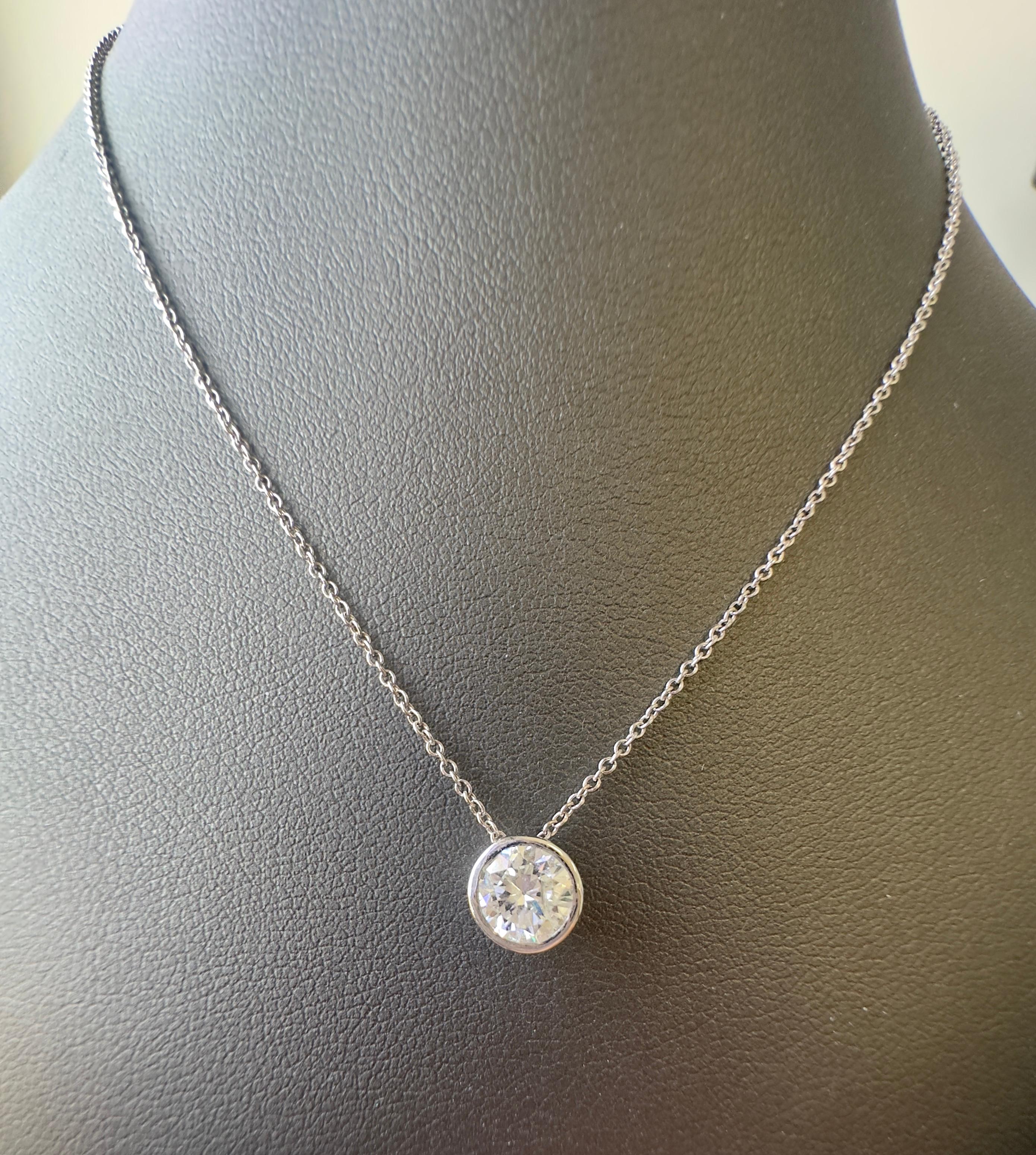 da uomo o donna Collana con ciondolo con diamanti incastonati 0.88CT Round Brilliante in oro bianco 14K in vendita