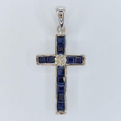 Ciondolo a forma di croce con zaffiro blu reale e diamante da 0,88 ct in oro bianco 18 carati