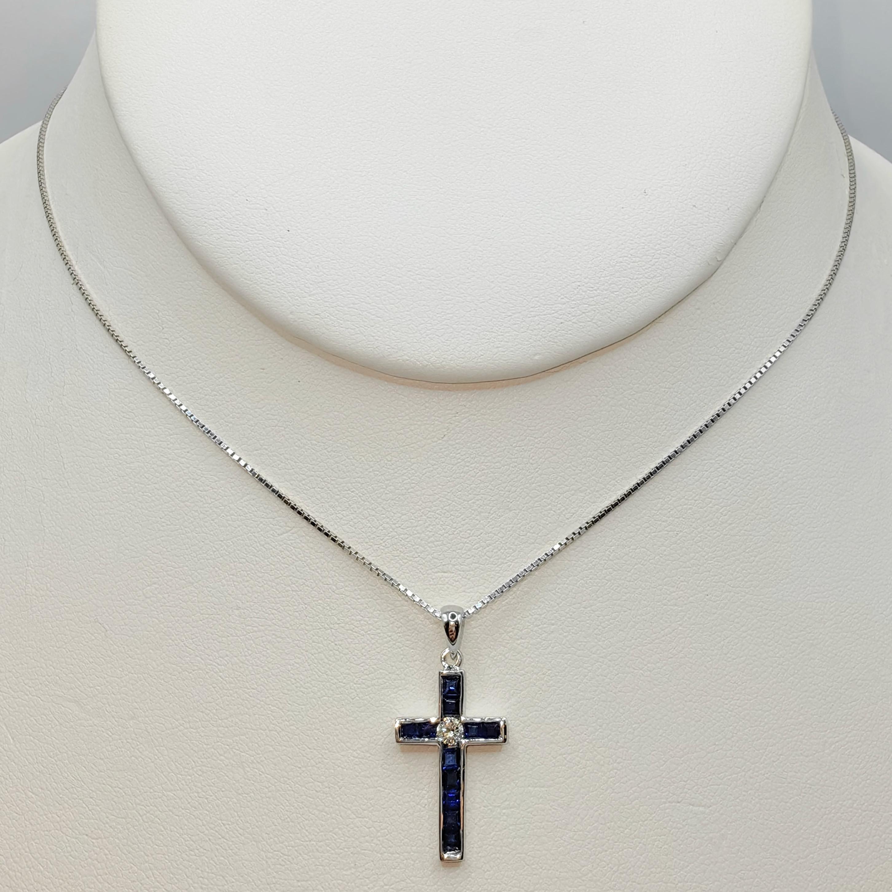 Pendentif collier croix en or blanc 18 carats avec saphir bleu roi et diamants de 0,88 carat en vente 2