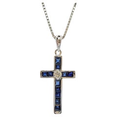 Colgante en forma de cruz de zafiro azul real y diamante de 0,88 ct en oro blanco de 18 quilates