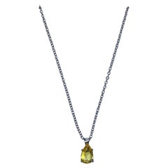 Colgante en forma de pera de zafiro amarillo de 0,88 ct en oro blanco de 18 ct.