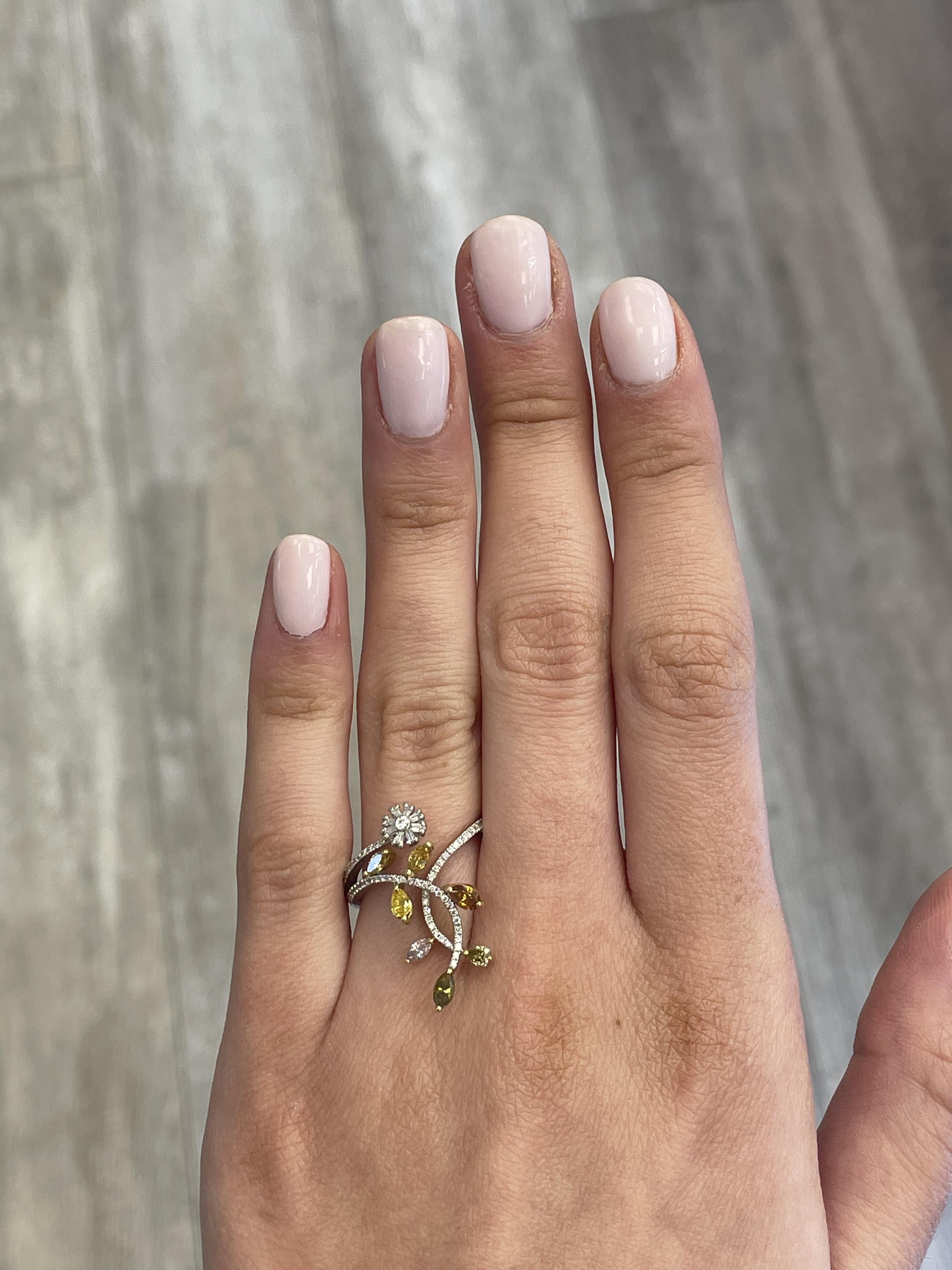 Einzigartiger Ring mit mehreren Diamanten und floralem Motiv.
7 birnenförmige und marquise Diamanten, 0,60ct. Ungefähr braun, rosa und braun Farbe und SI1-I1 Klarheit. 8 spitz zulaufende Baguettes, 0,08 Karat. Ungefähr Farbe H/I und Reinheit SI. 63
