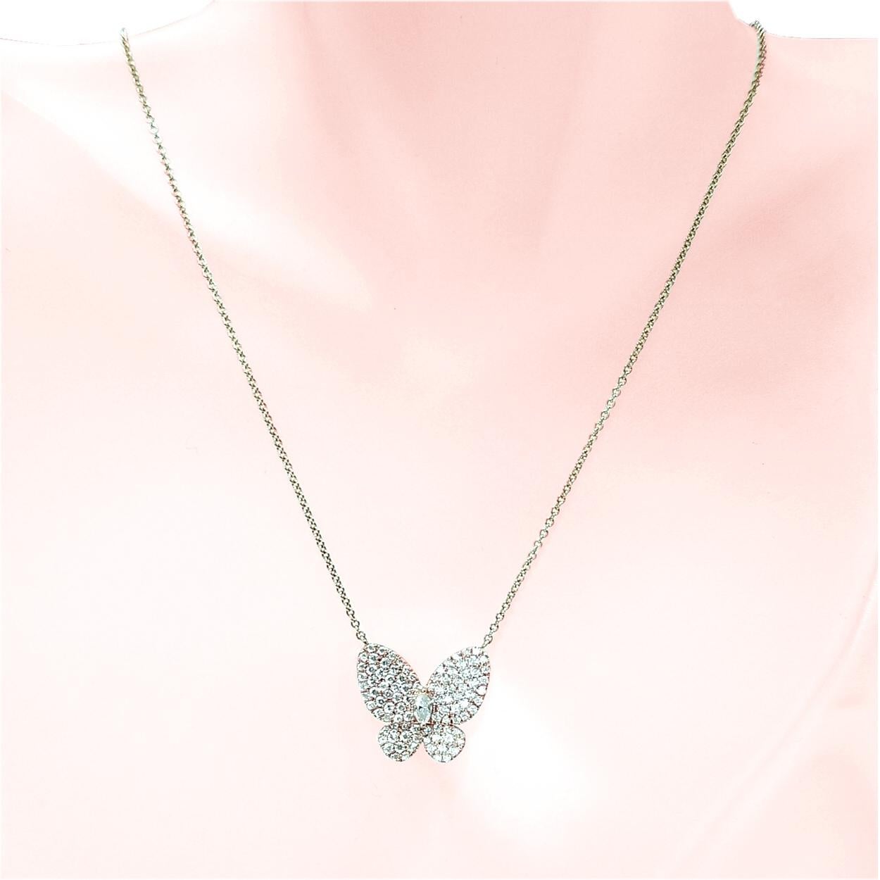 Collana con farfalla incastonata in oro 14K con un diamante marquise che funge da corpo con un peso totale di 0,89 carati.
Dimensioni 20 mm x 18 mm
Lunghezza della catena: 15 pollici
Peso totale dei diamanti: 0,89 carati
Metallo: Oro bianco 14