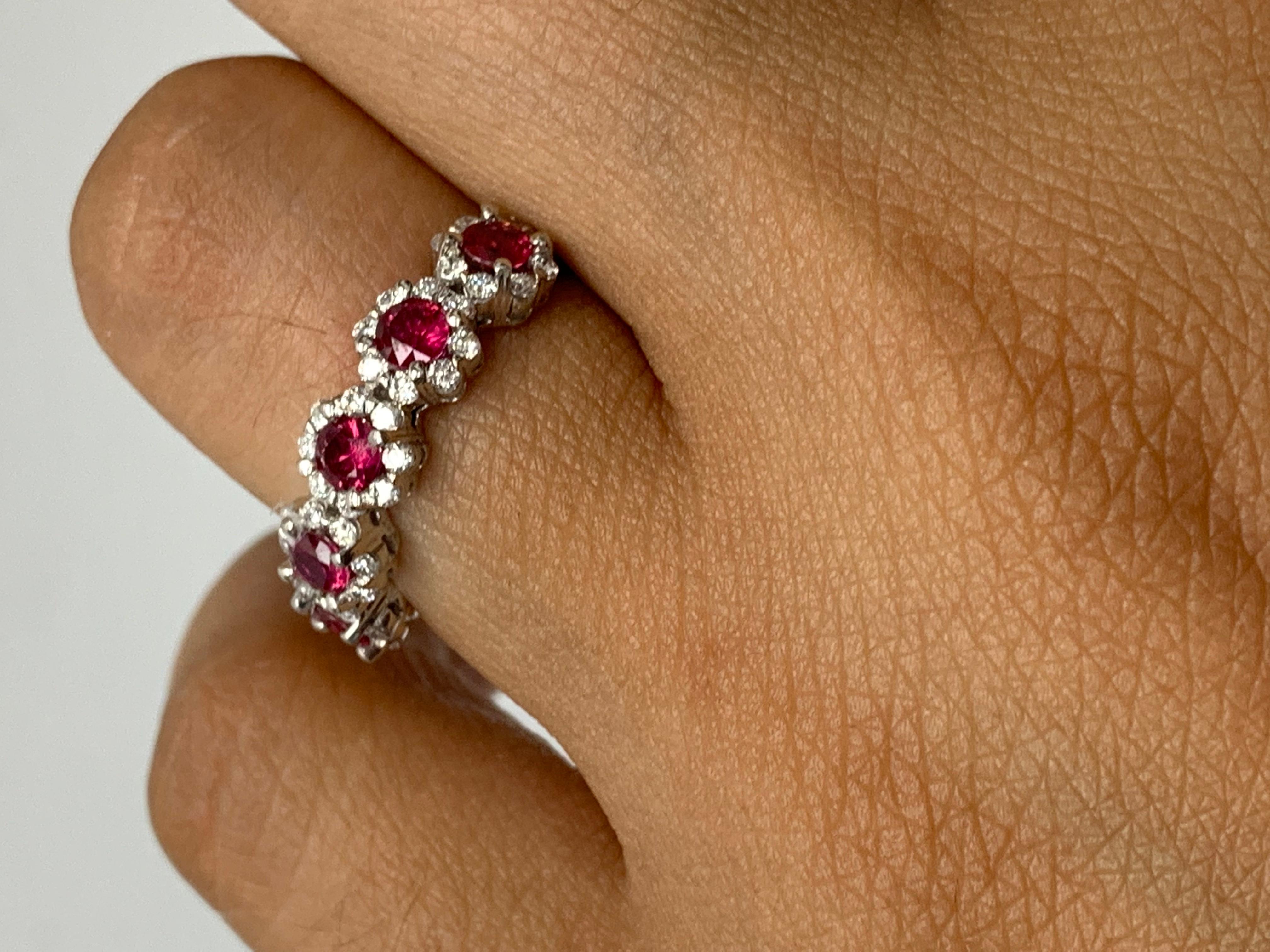 0,89 Karat Brillantschliff Blume Rubin und Diamant Ring in 18k Weißgold (Moderne) im Angebot